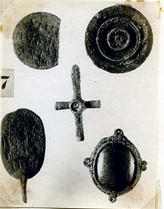 Objects of personal adornment from various tombs excavated in 1922.