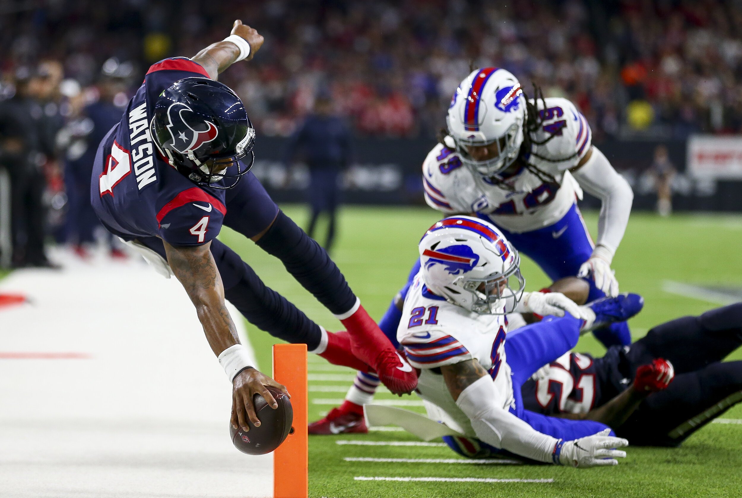  Houston Texans quarterback Deshaun Watson (4) stretches the ball across the goal line to get a two-point conversion against the Buffalo Bills during the third quarter of an AFC Wild Card playoff game at NRG Stadium Saturday, Jan. 4, 2020, in Houston