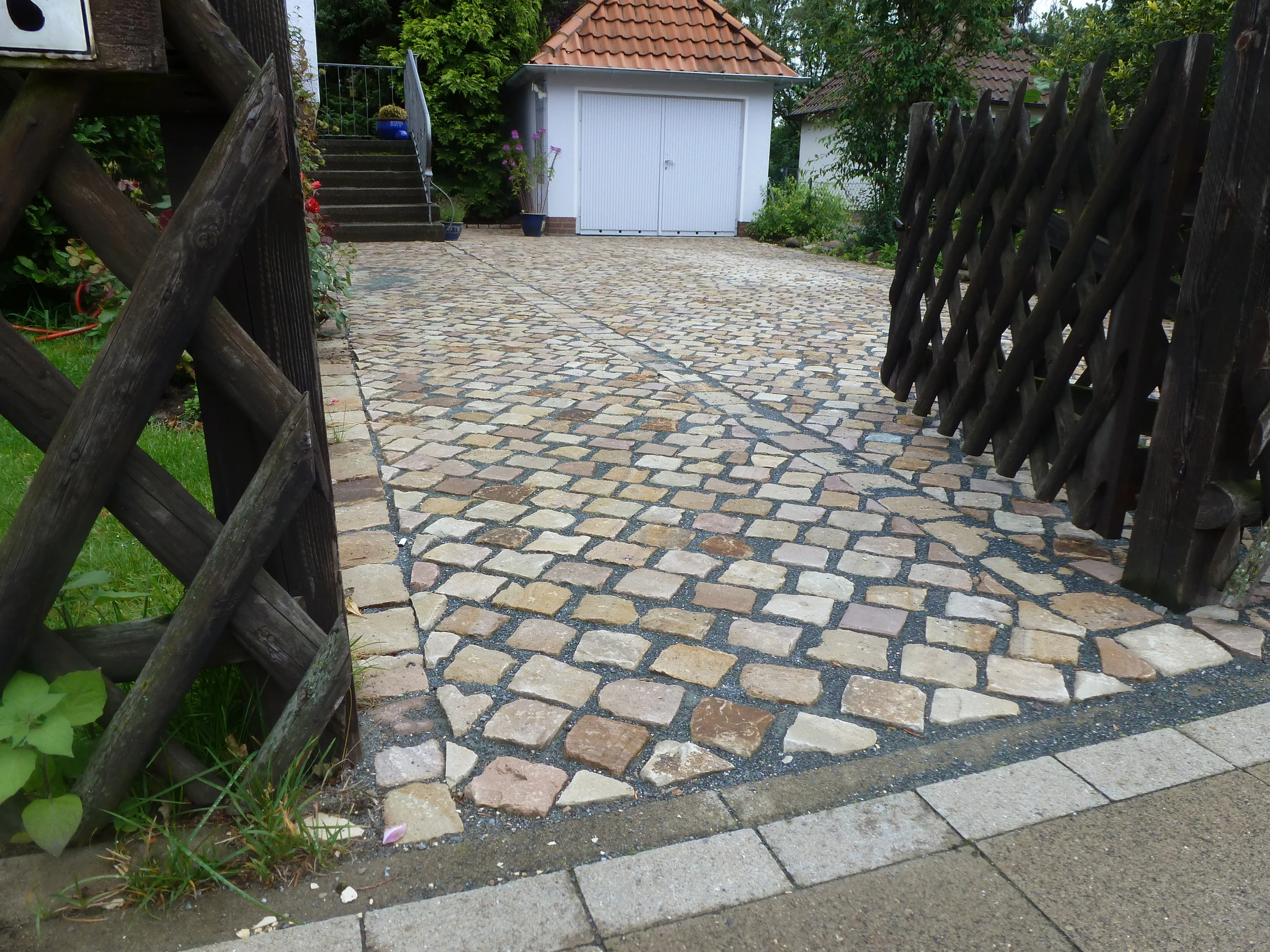 Einfahrt aus Werserhartsandstein (2).JPG