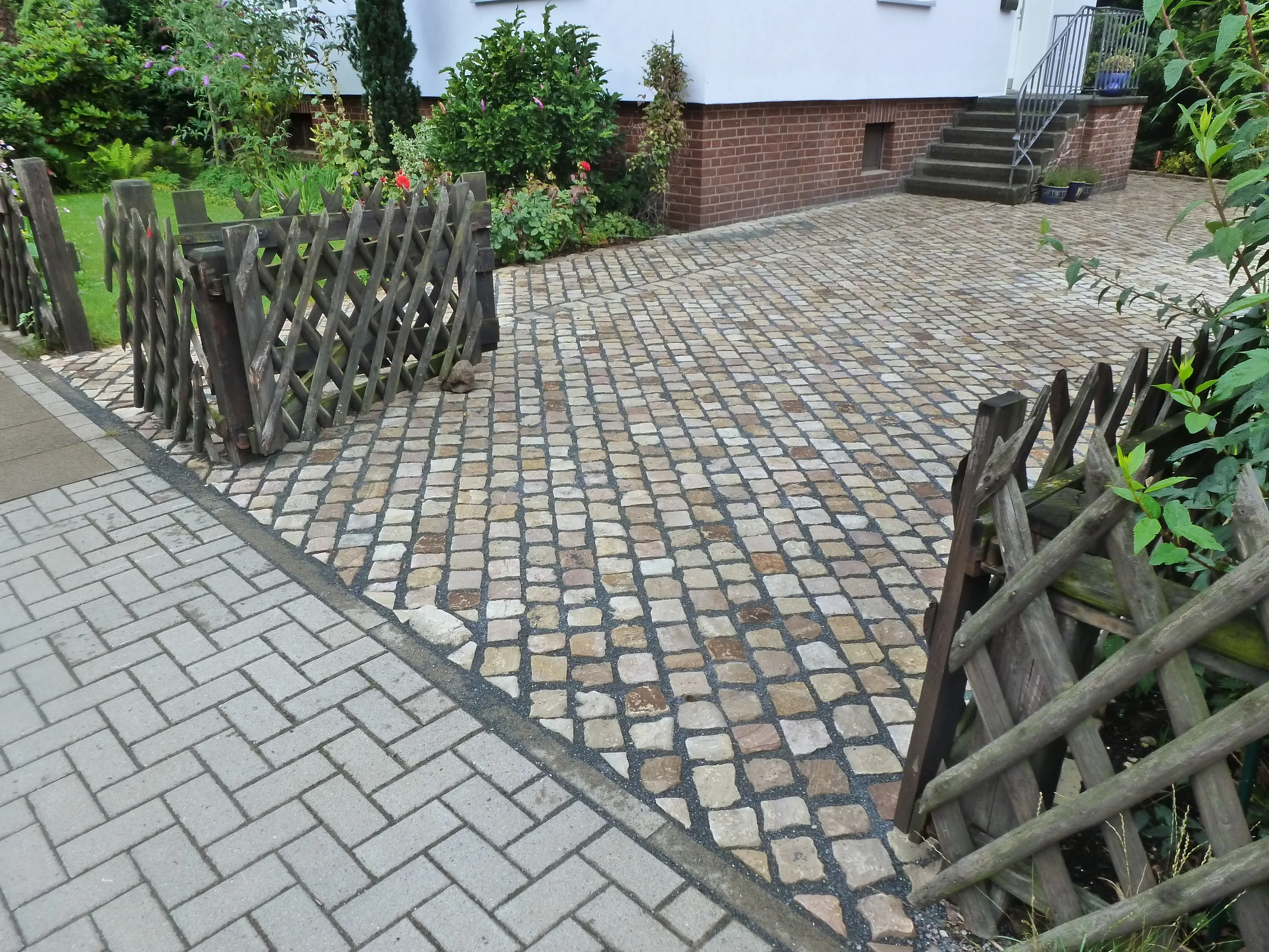 Einfahrt aus Werserhartsandstein (3).JPG