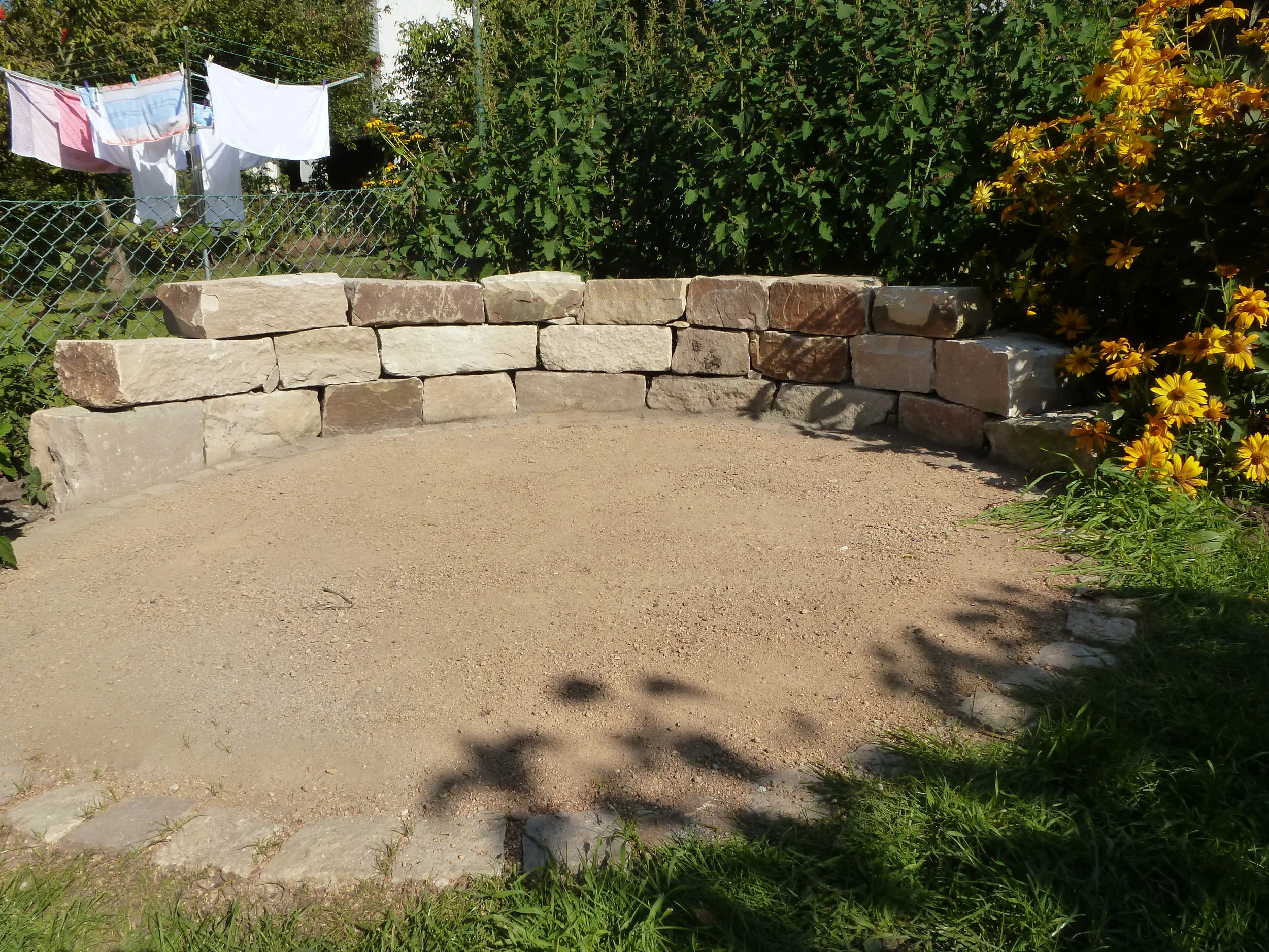 Fläche aus Plazadur einer wasserdurchlässigen Naturstein - Deckschicht.JPG