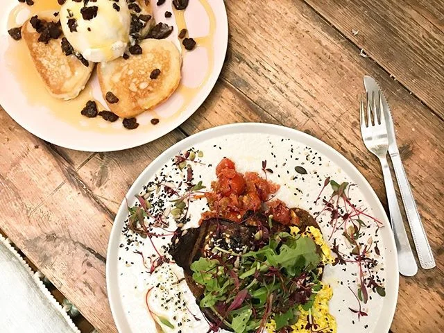 Saturday brunch plans ✅ what’s getting you out of bed this weekend? #weekendwell