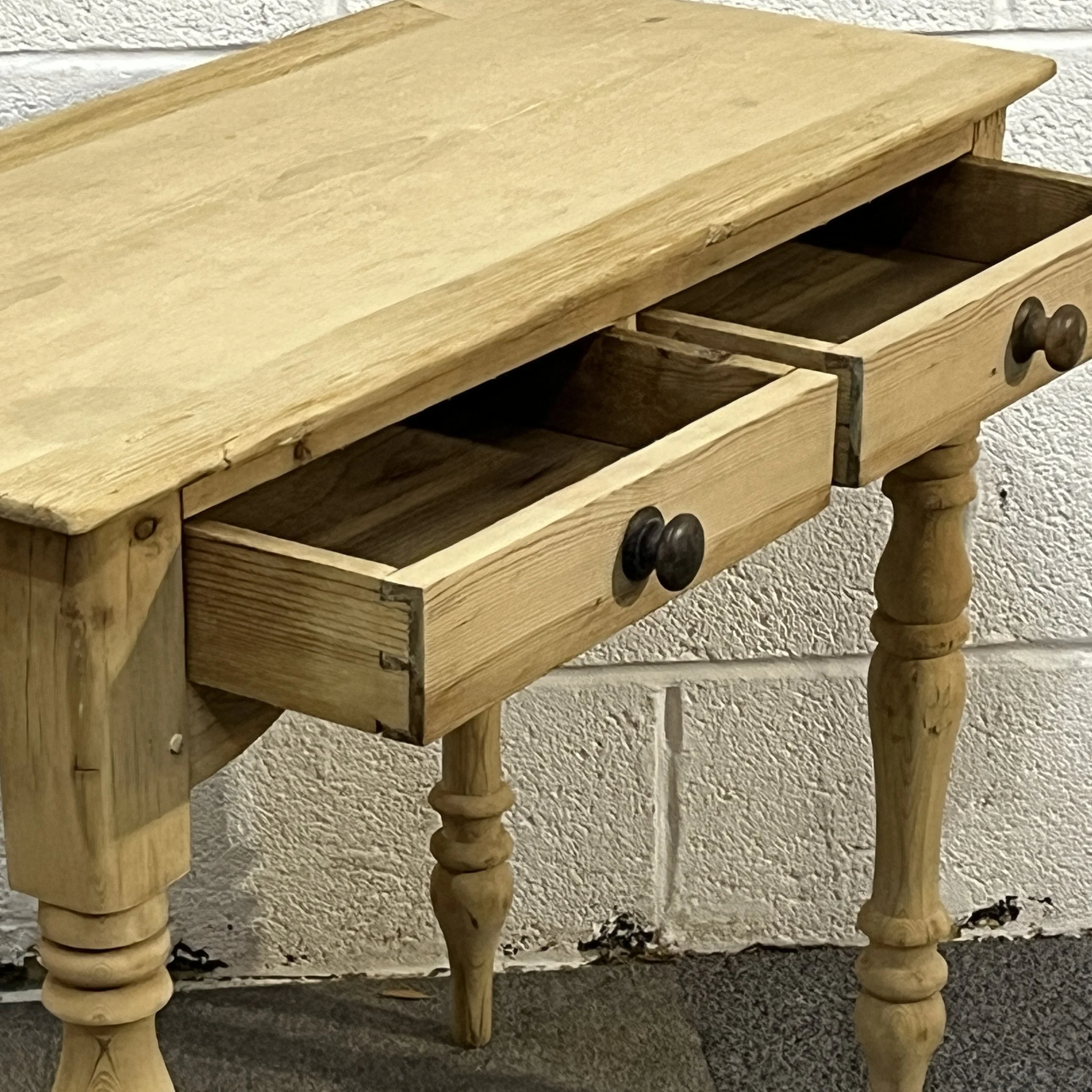Dressing table M7506B with both drawers open showing interiors