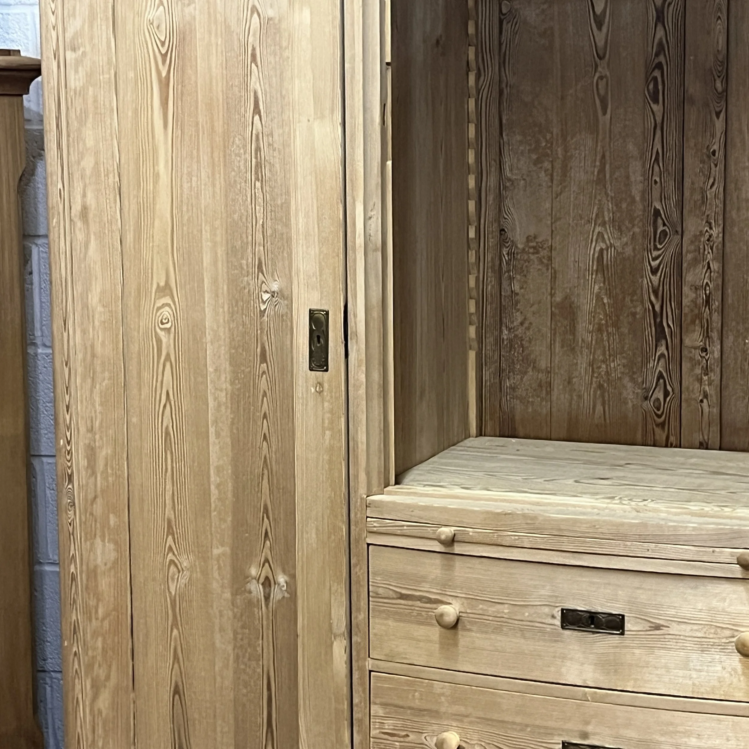 Detail of N4105H deep central cupboard interior and mirror-door edge