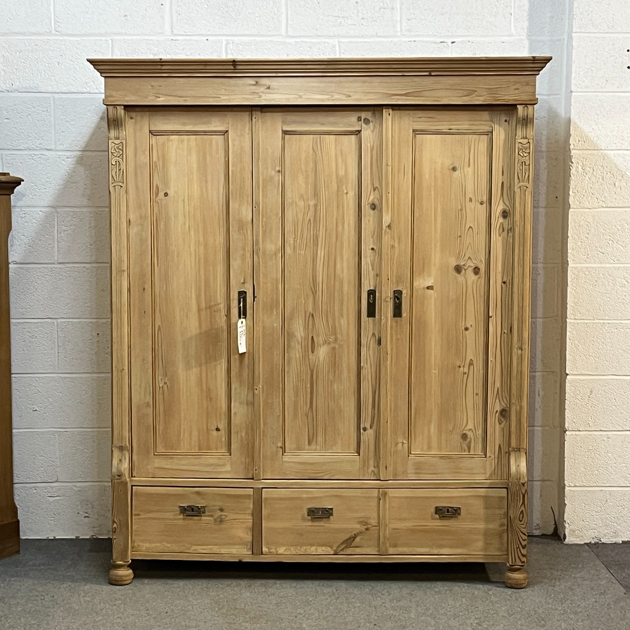 N4700F triple pine wardrobe, straight-on closed-door view