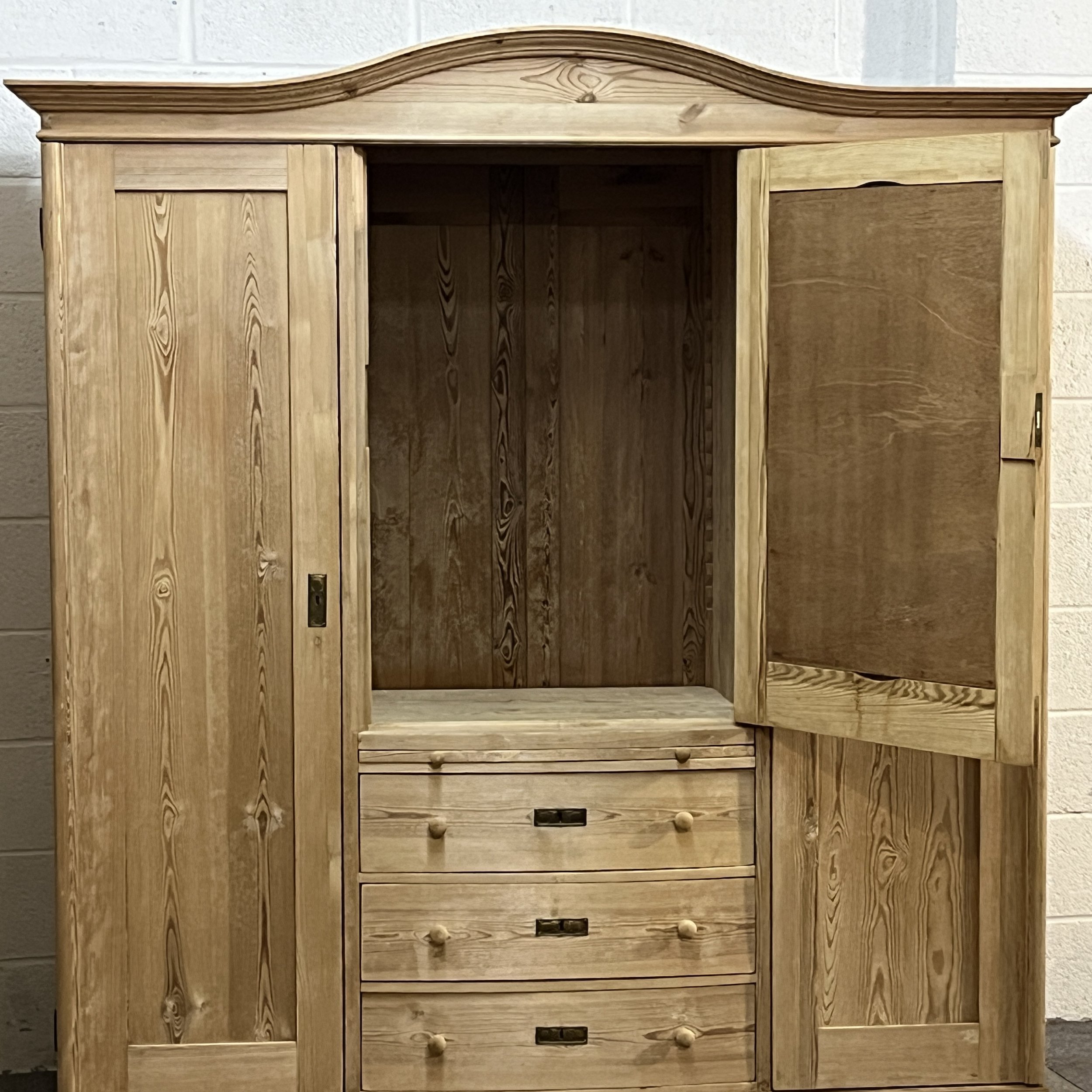 N4105H central mirrored door open above the three drawers