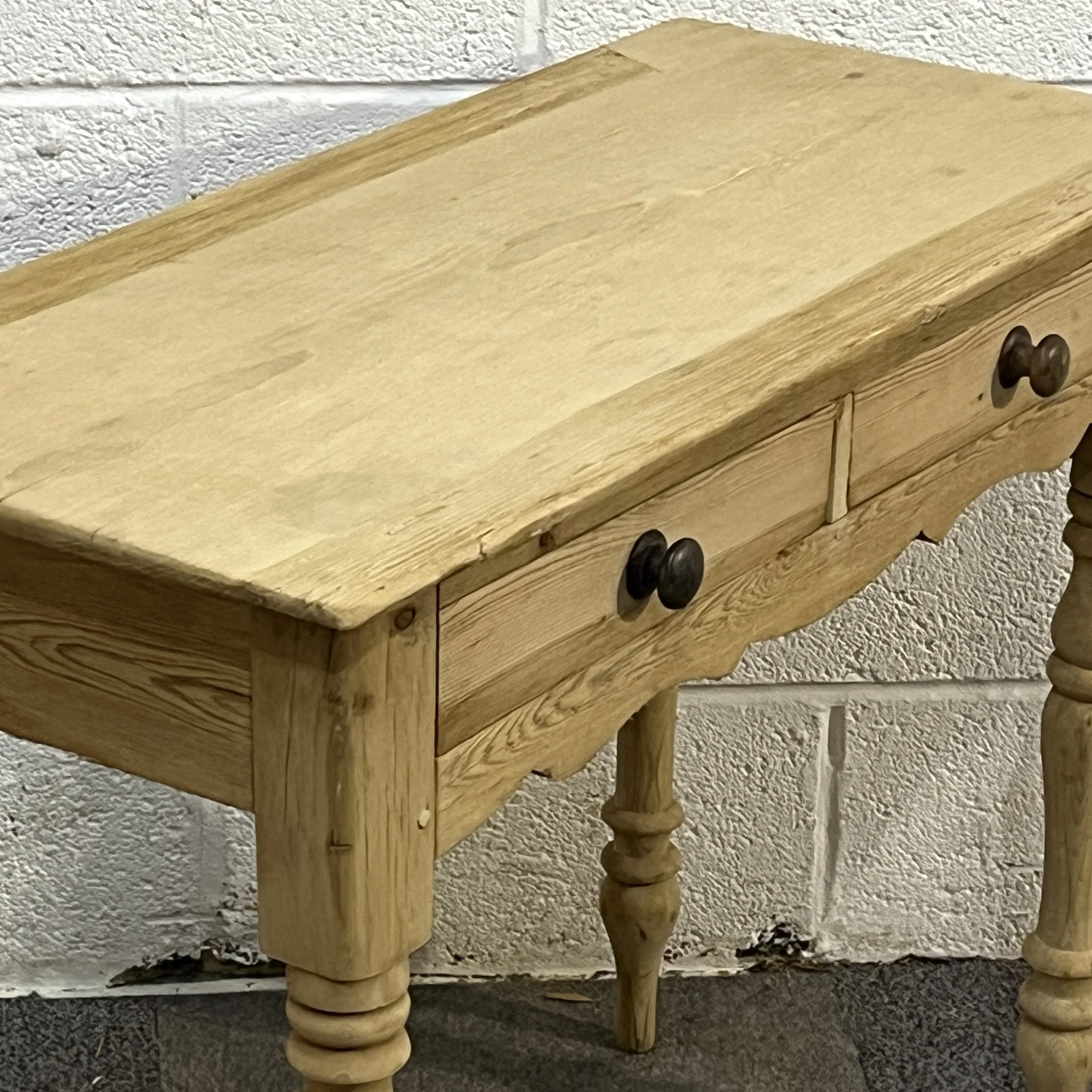 Detail of the pine top and wooden drawer knobs on dressing table M7506B