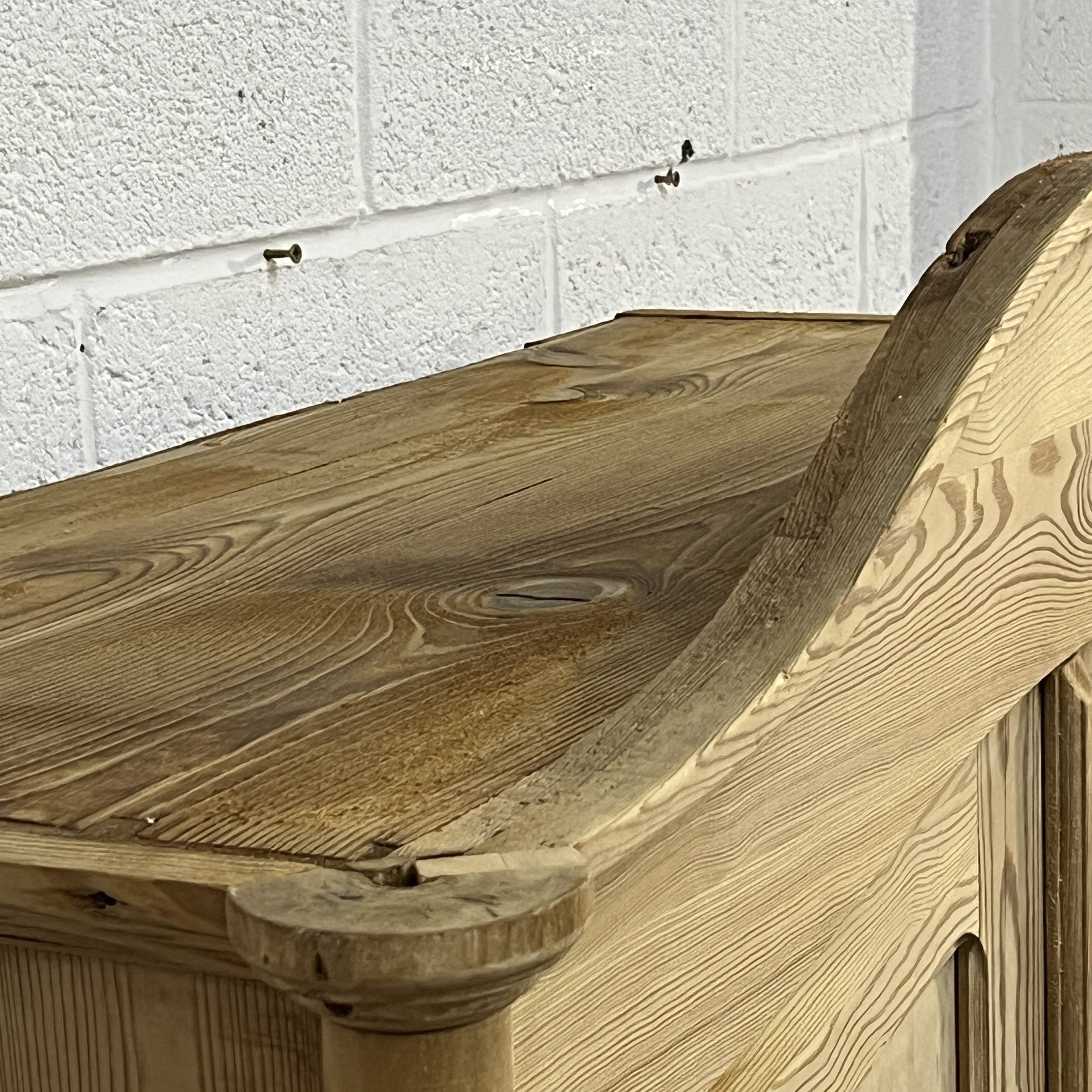 Flat top surface behind the arch of pine armoire N3304D