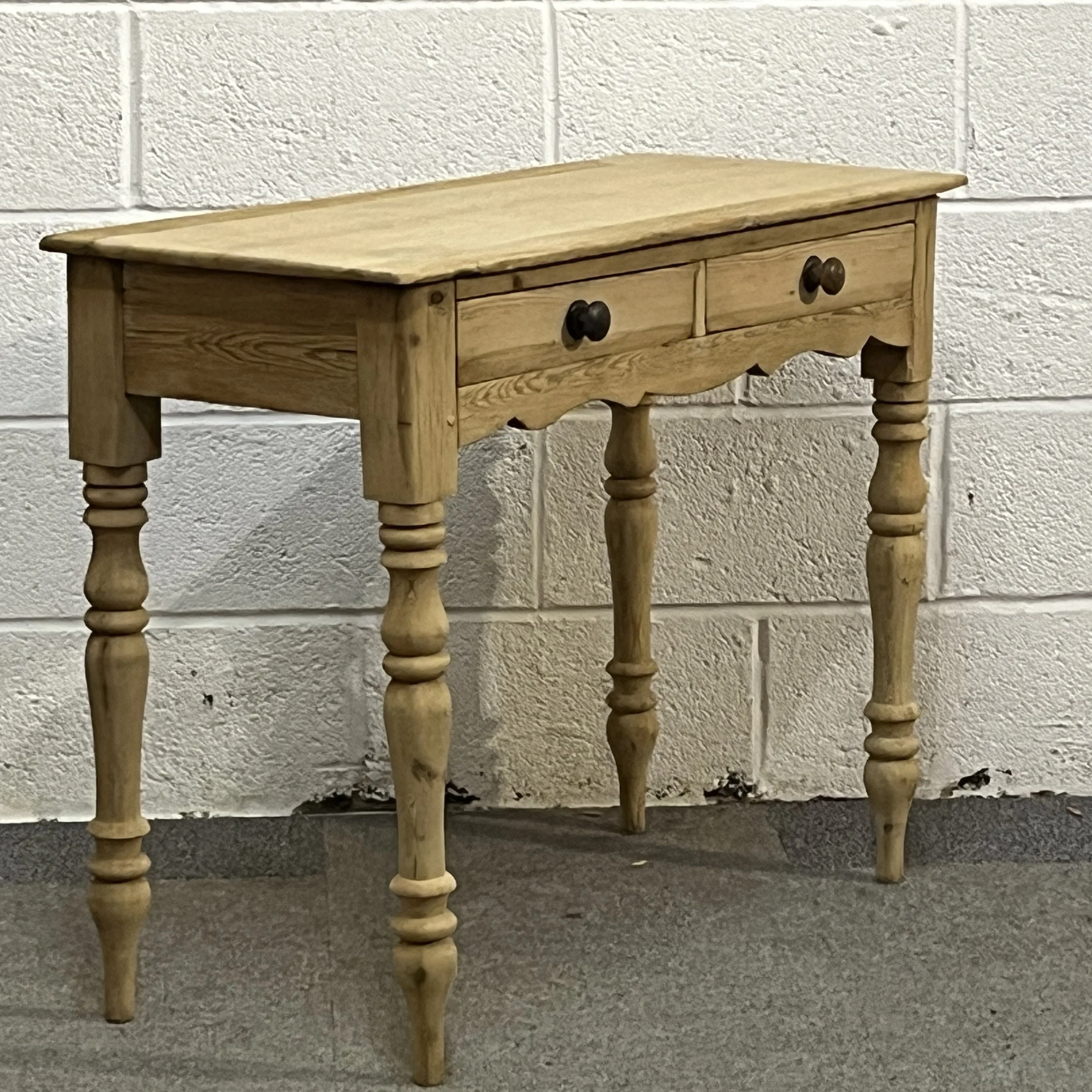Left-side angle of Victorian pine dressing table M7506B