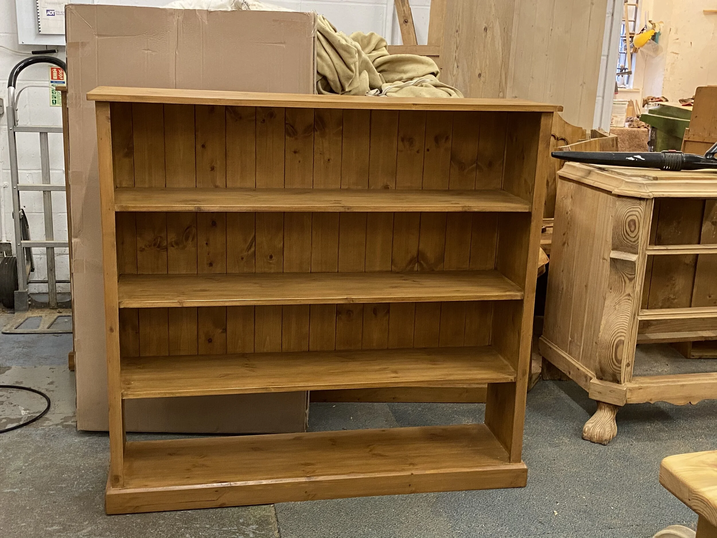 Pine bookcase with 3 shelves
