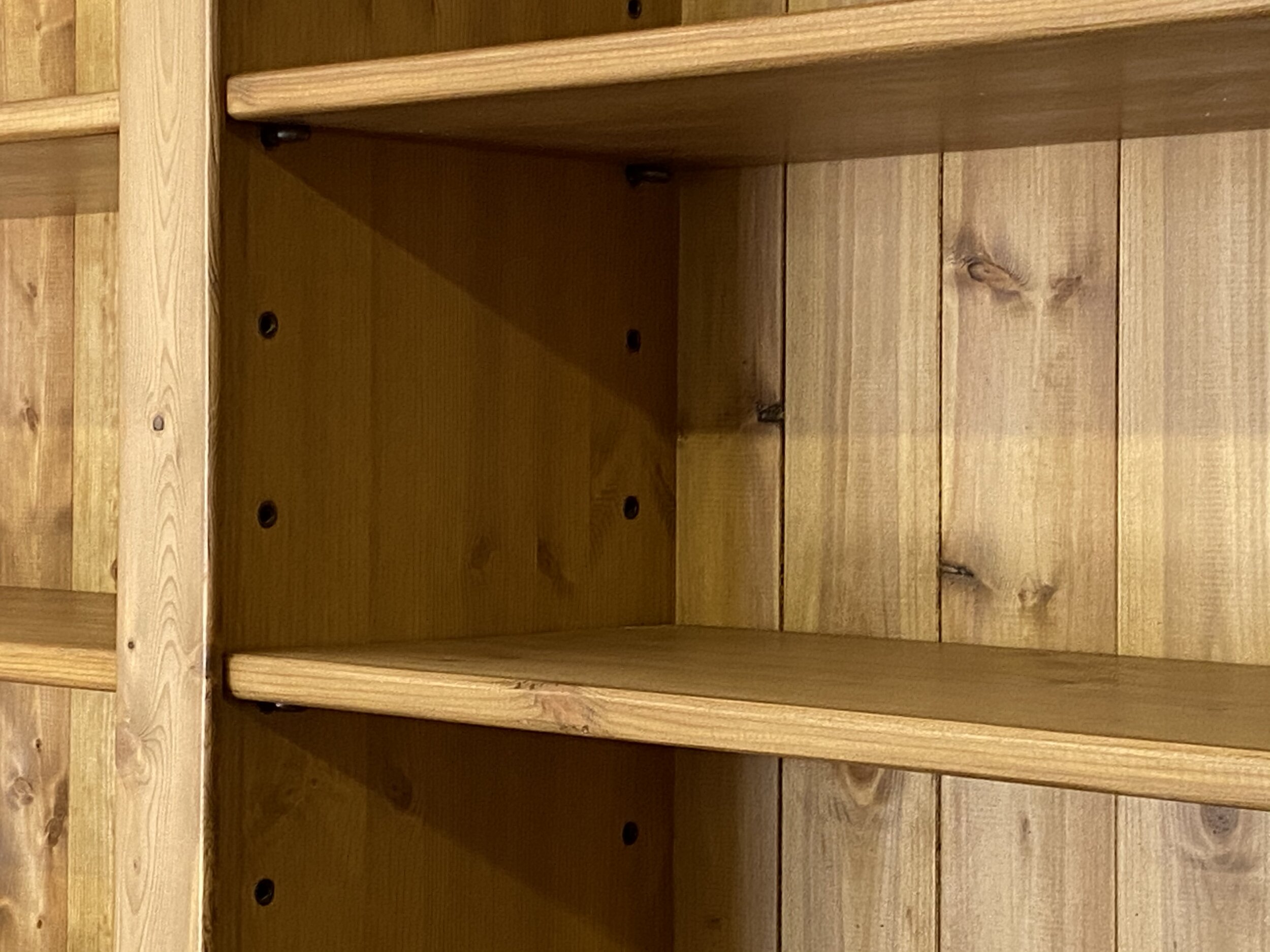 Bookcase with adjustable shelves