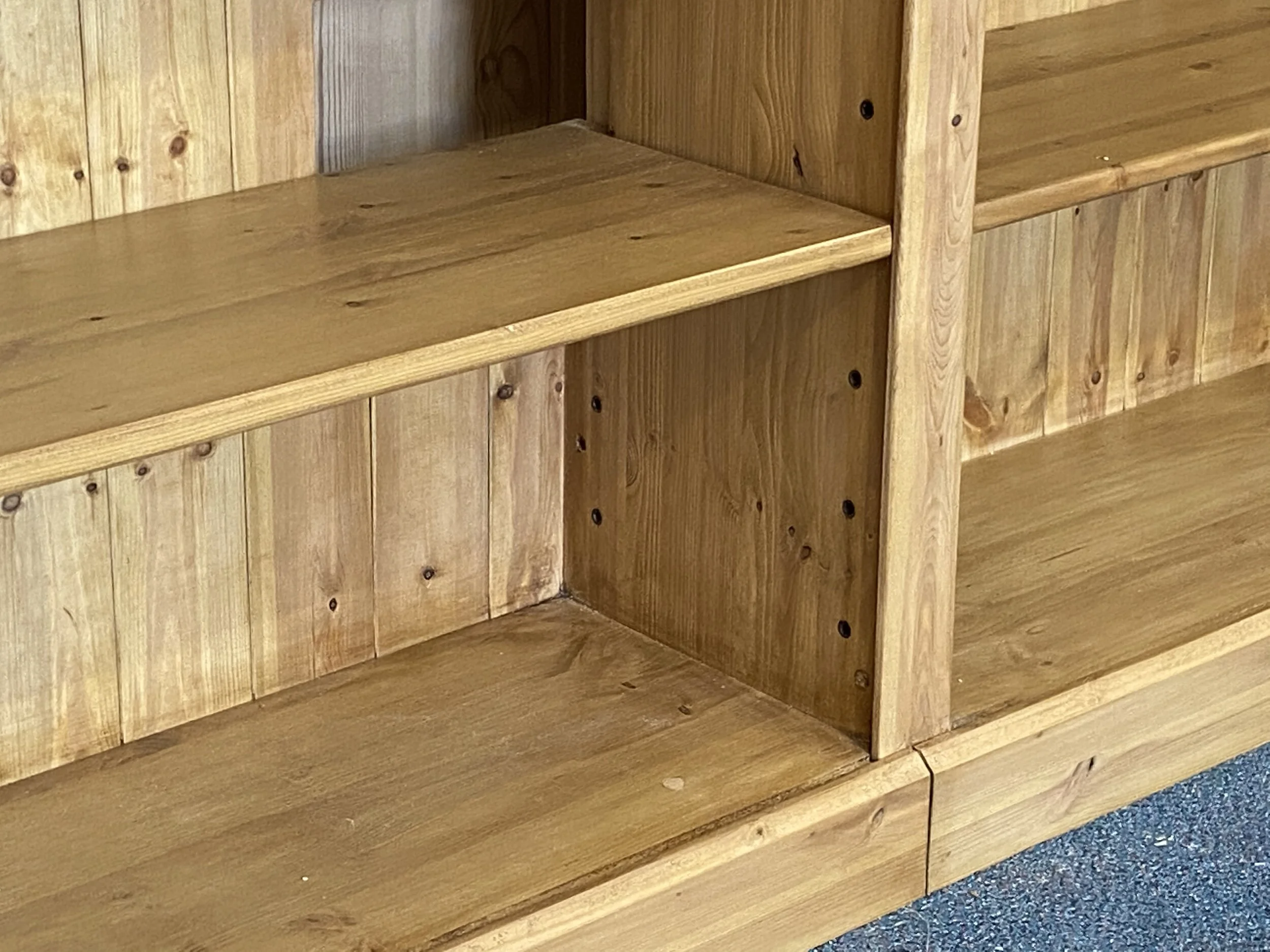 Adjustable pine shelves