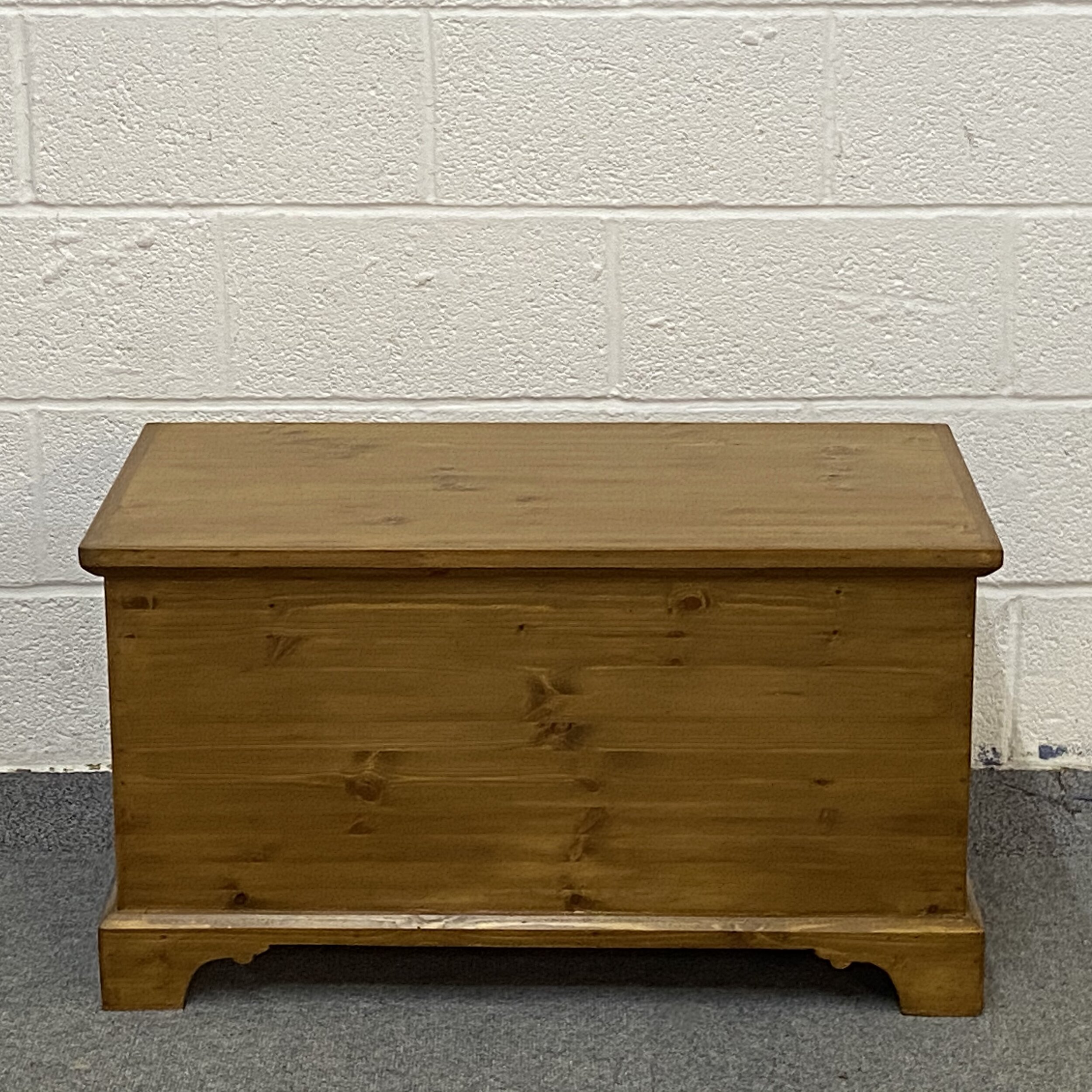 Pine box with bracket feet