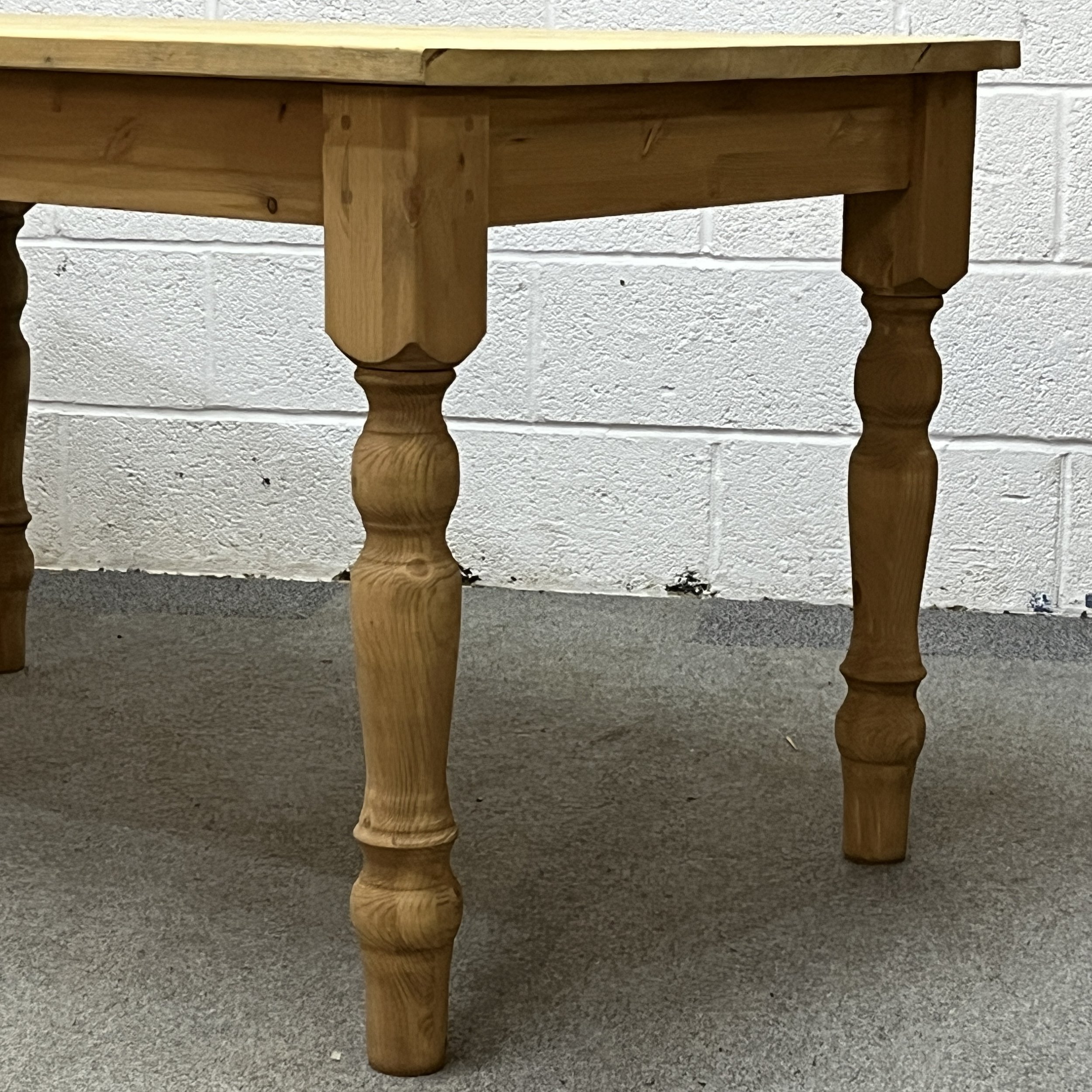 Pine table with turned legs