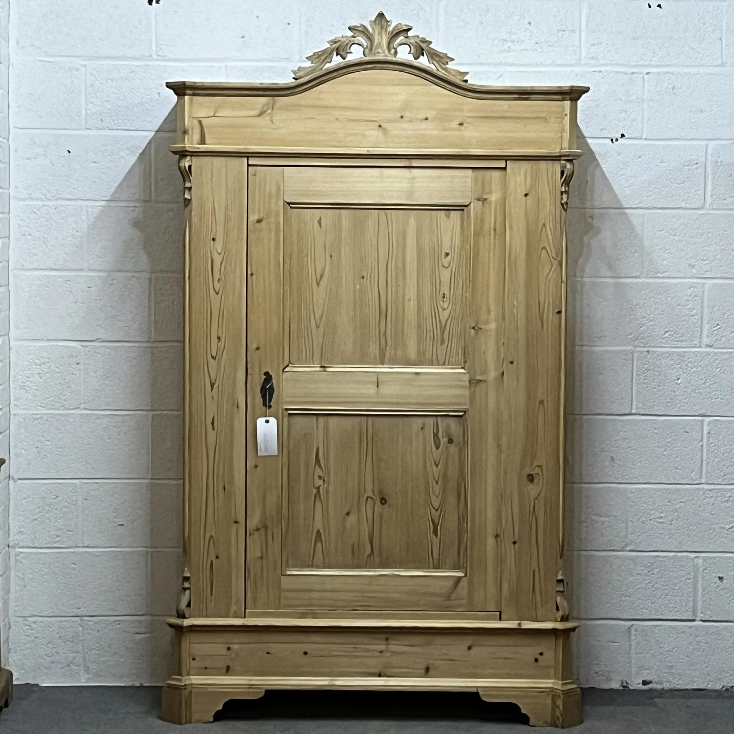 Single Door Antique Pine Wardrobe With Decorative Crown