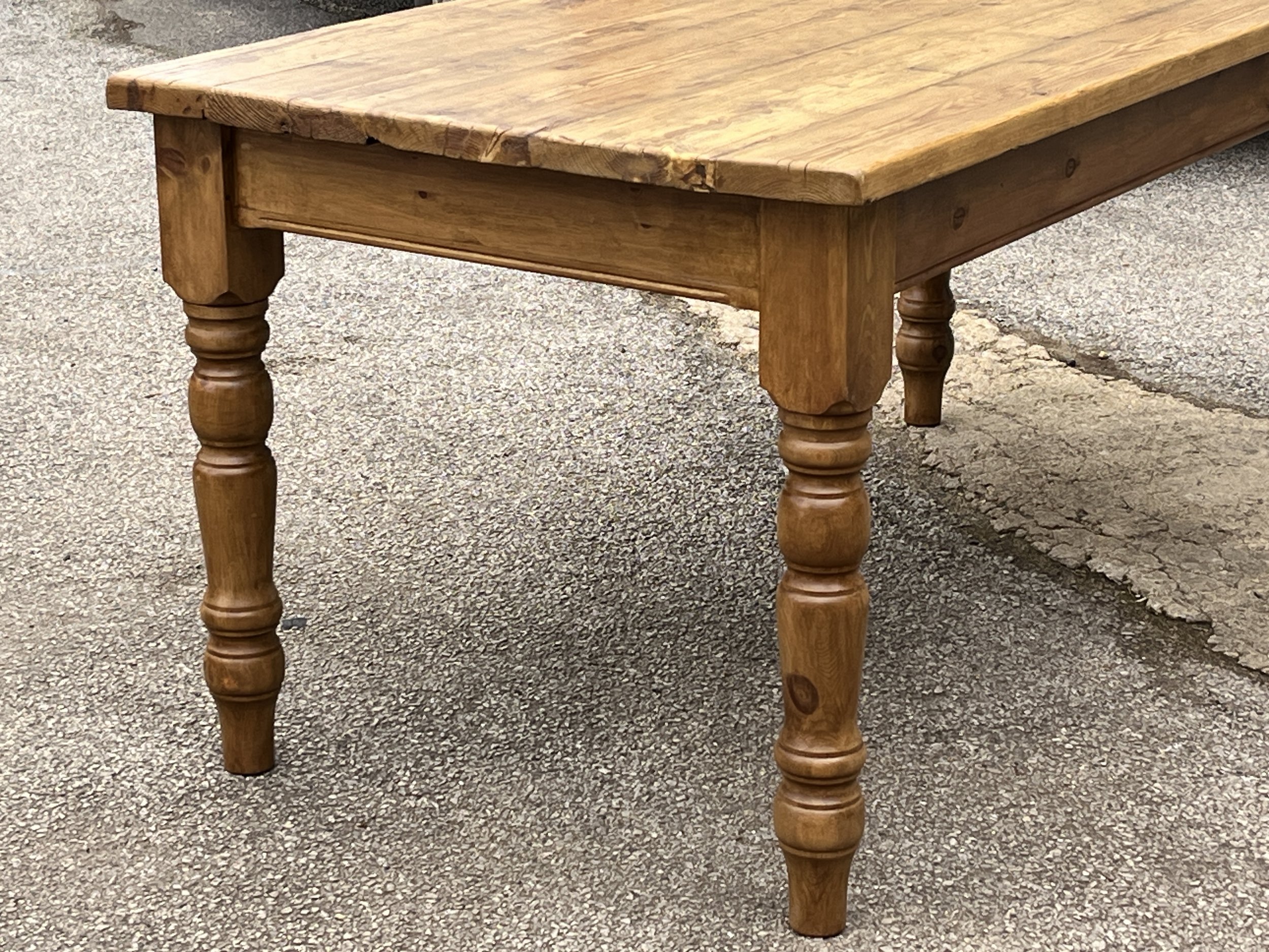 Pine turned leg table