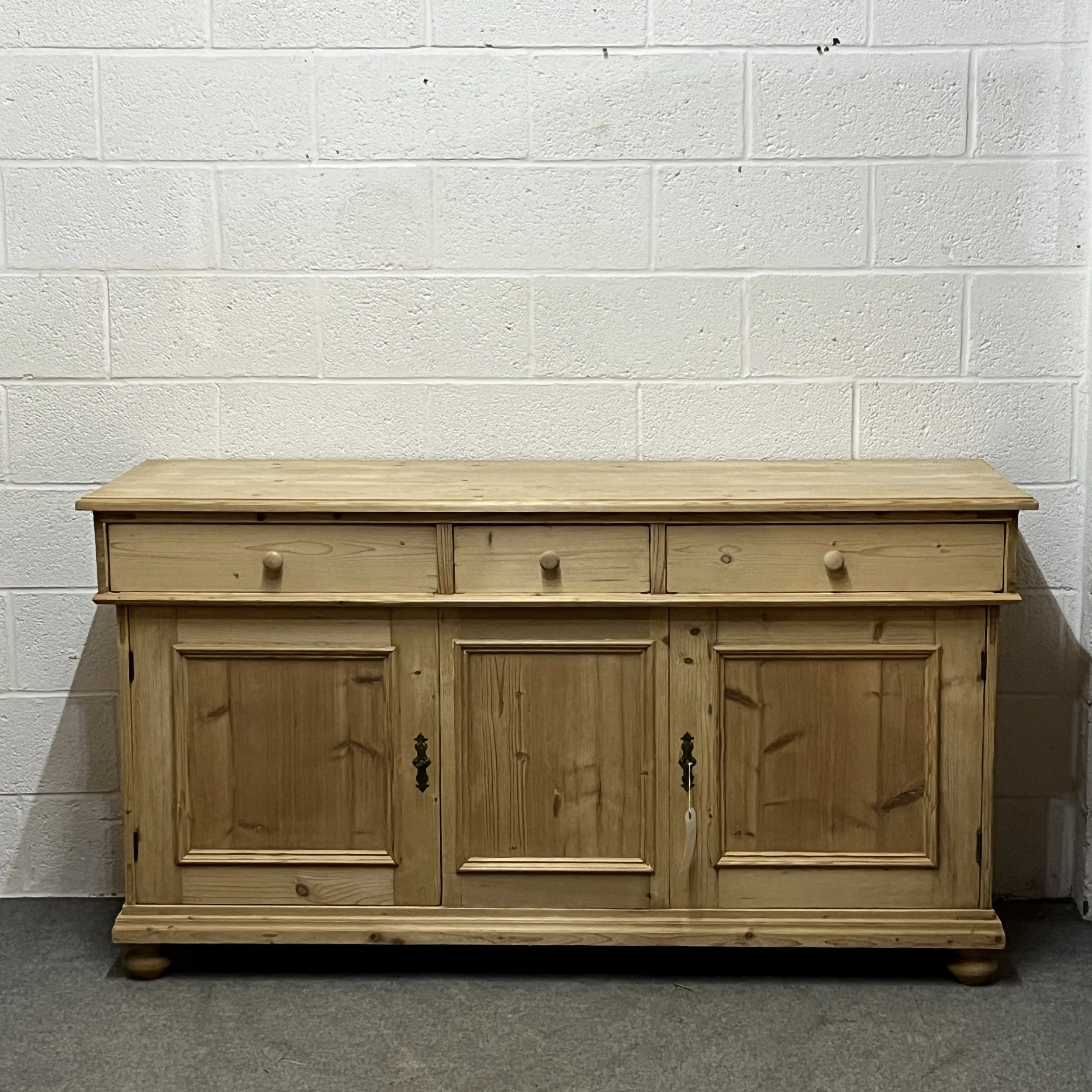 Large 2 Door Pine Sideboard With 3 Drawers