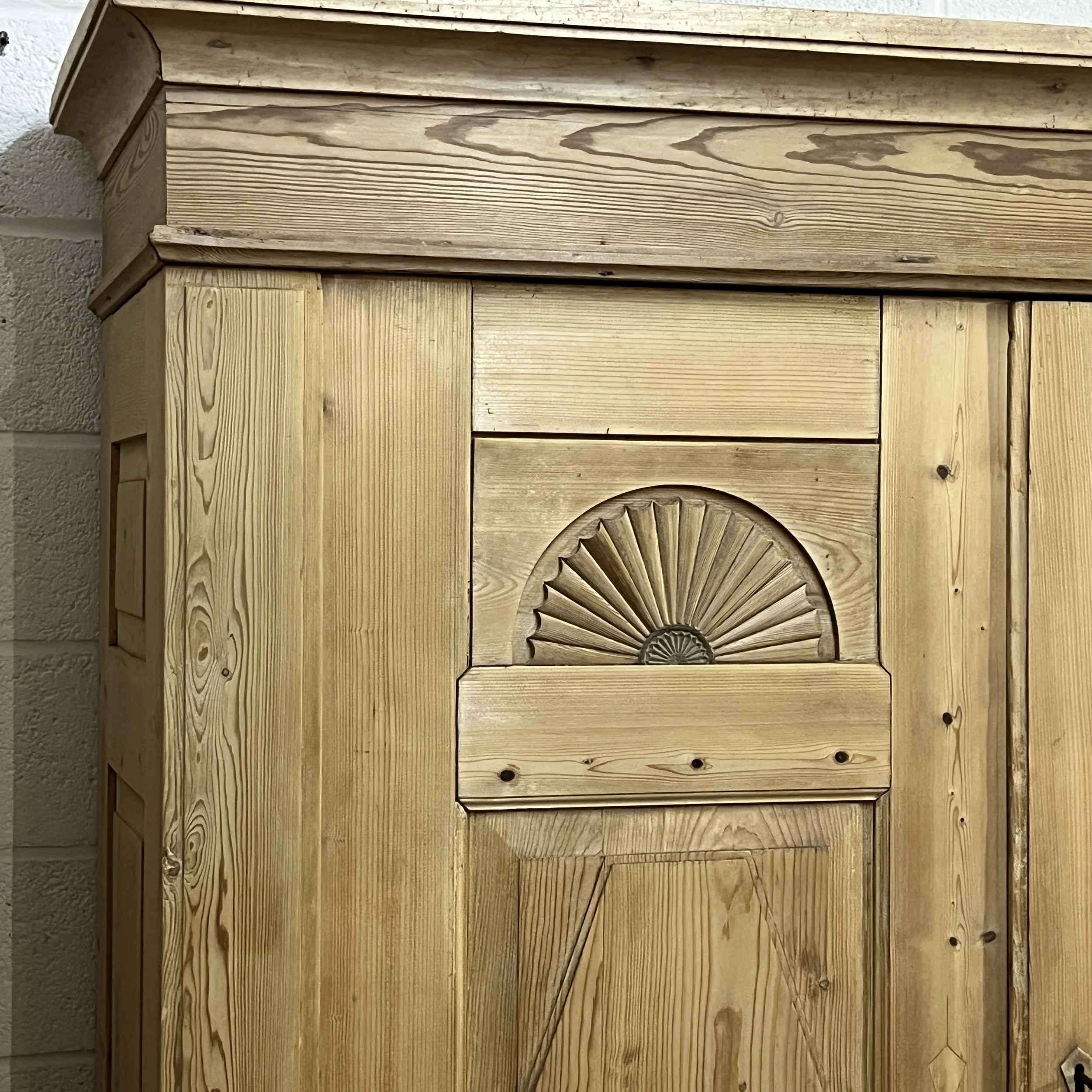 Carved fan motif and cornice detail on the left door of old pine wardrobe N8206H.