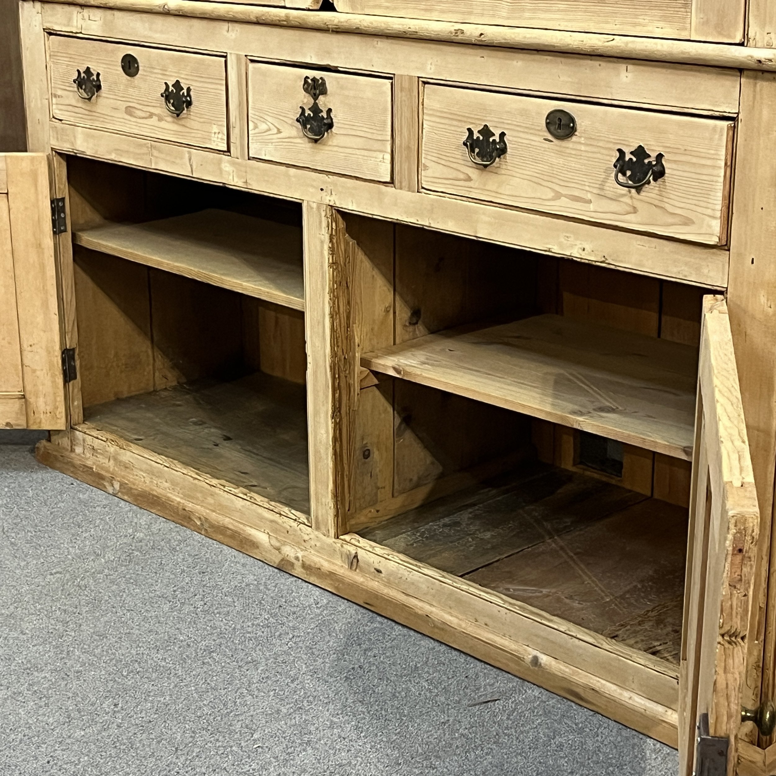 Lower cupboard interior of N7700I with central partition and a shelf on each side