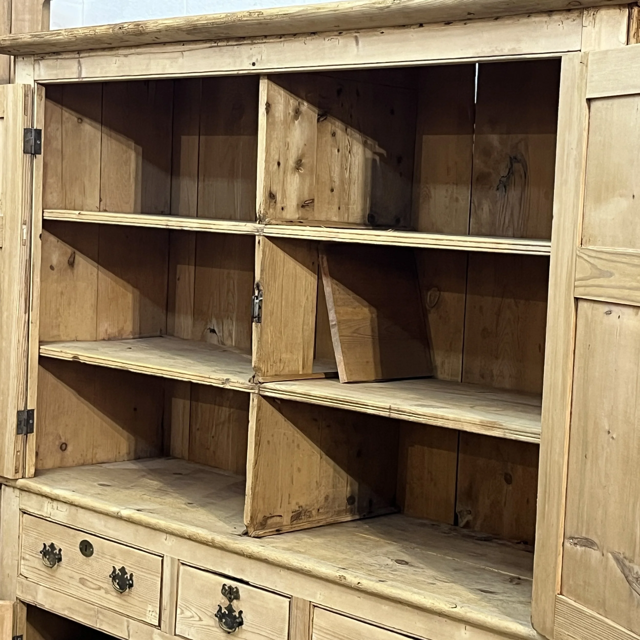 Upper cupboard shelves and cut central partition with loose piece on pine cupboard N7700I