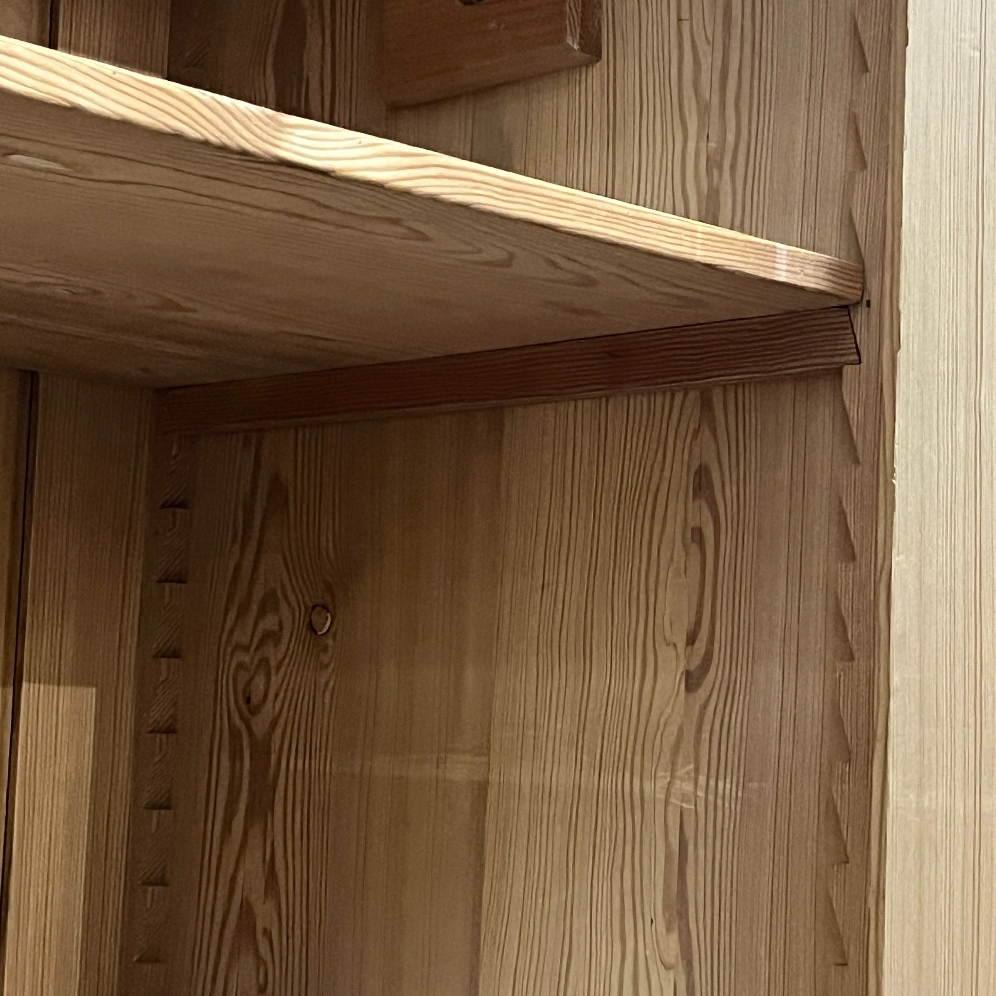 N7600D pine cupboard — underside of shelf and adjustable wooden support detail