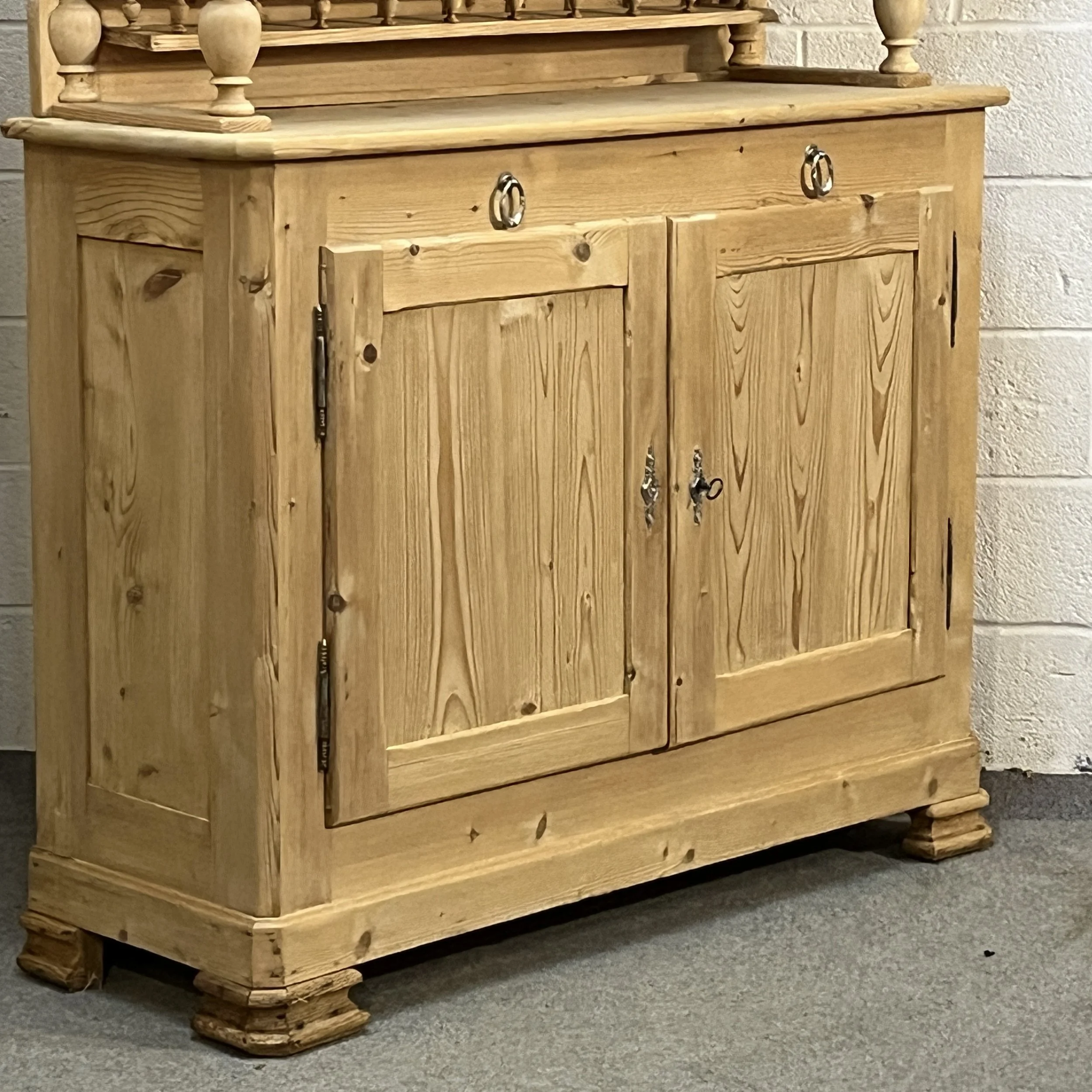 N3653H panelled base doors, dummy drawer front and bracket feet
