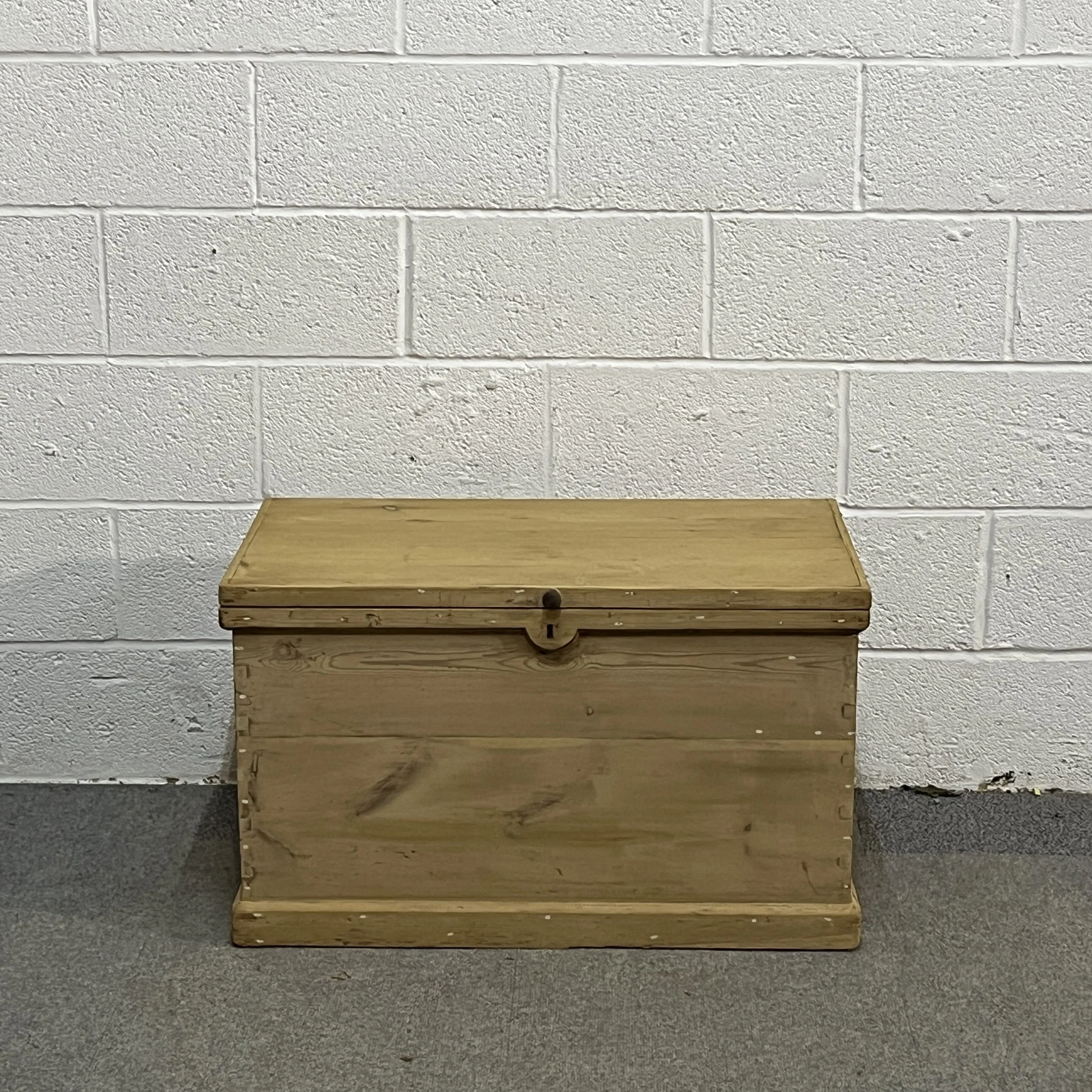 Small Flat Top Early Victorian Pine Blanket Box With Internal Drawers