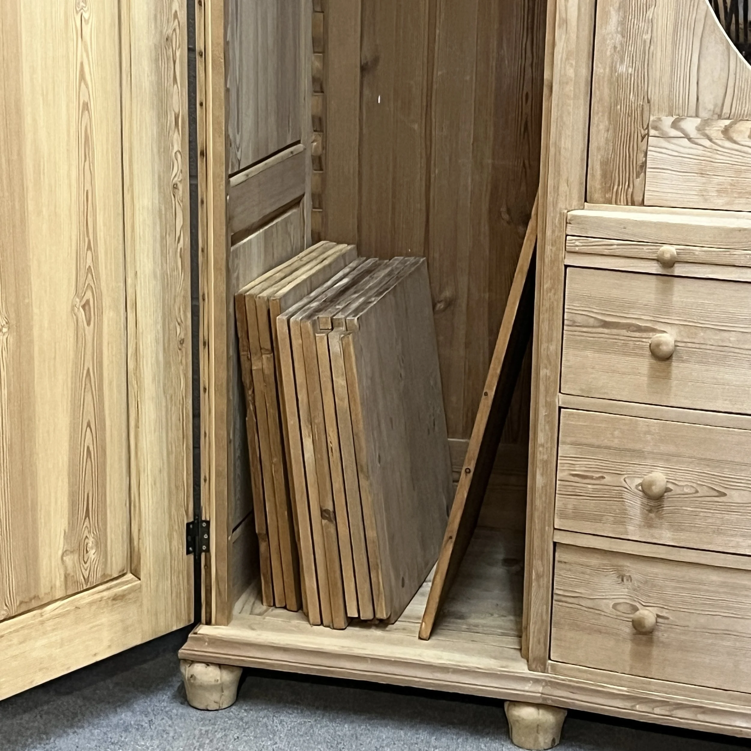 Close view of N4105H left compartment, loose shelves and shaped foot