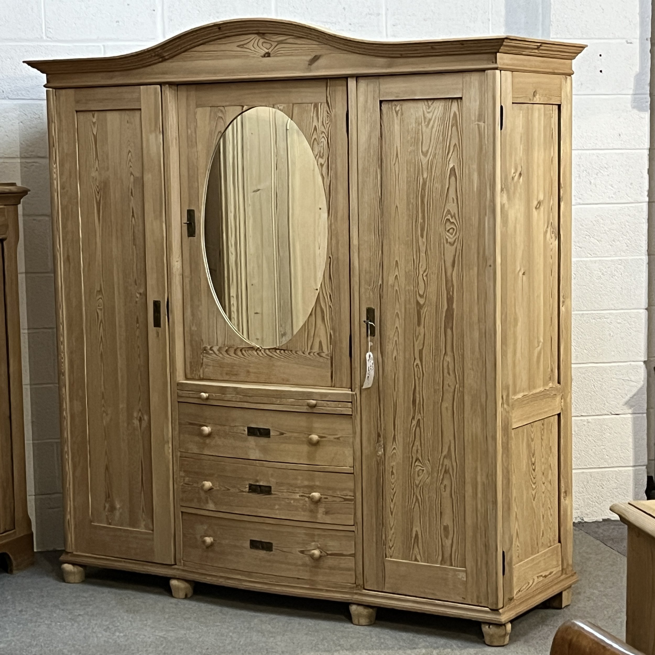 N4105H wardrobe viewed from the right, showing panelled side and curved cornice
