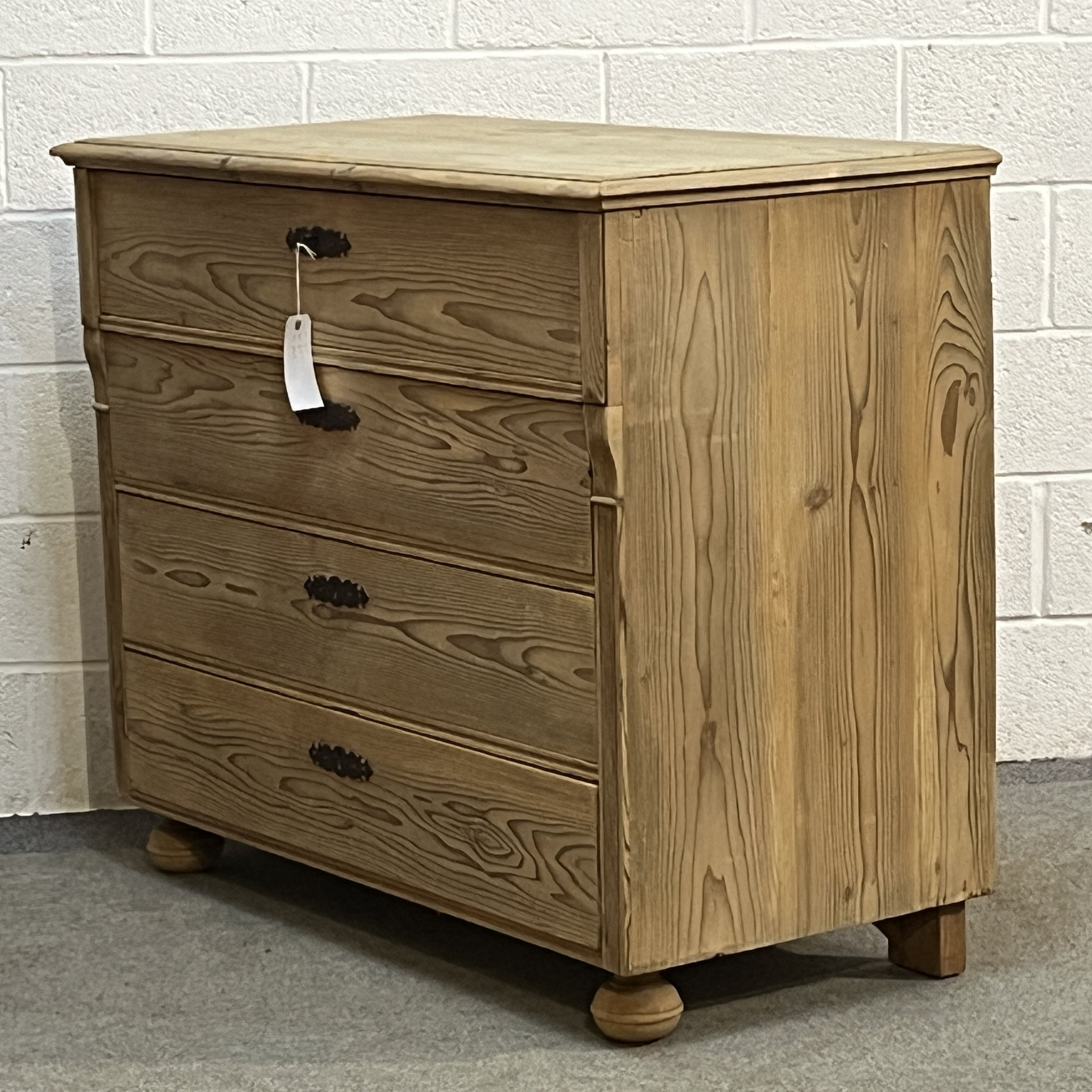 Antique pine chest N7308C viewed from the right, showing four drawers and bun front feet
