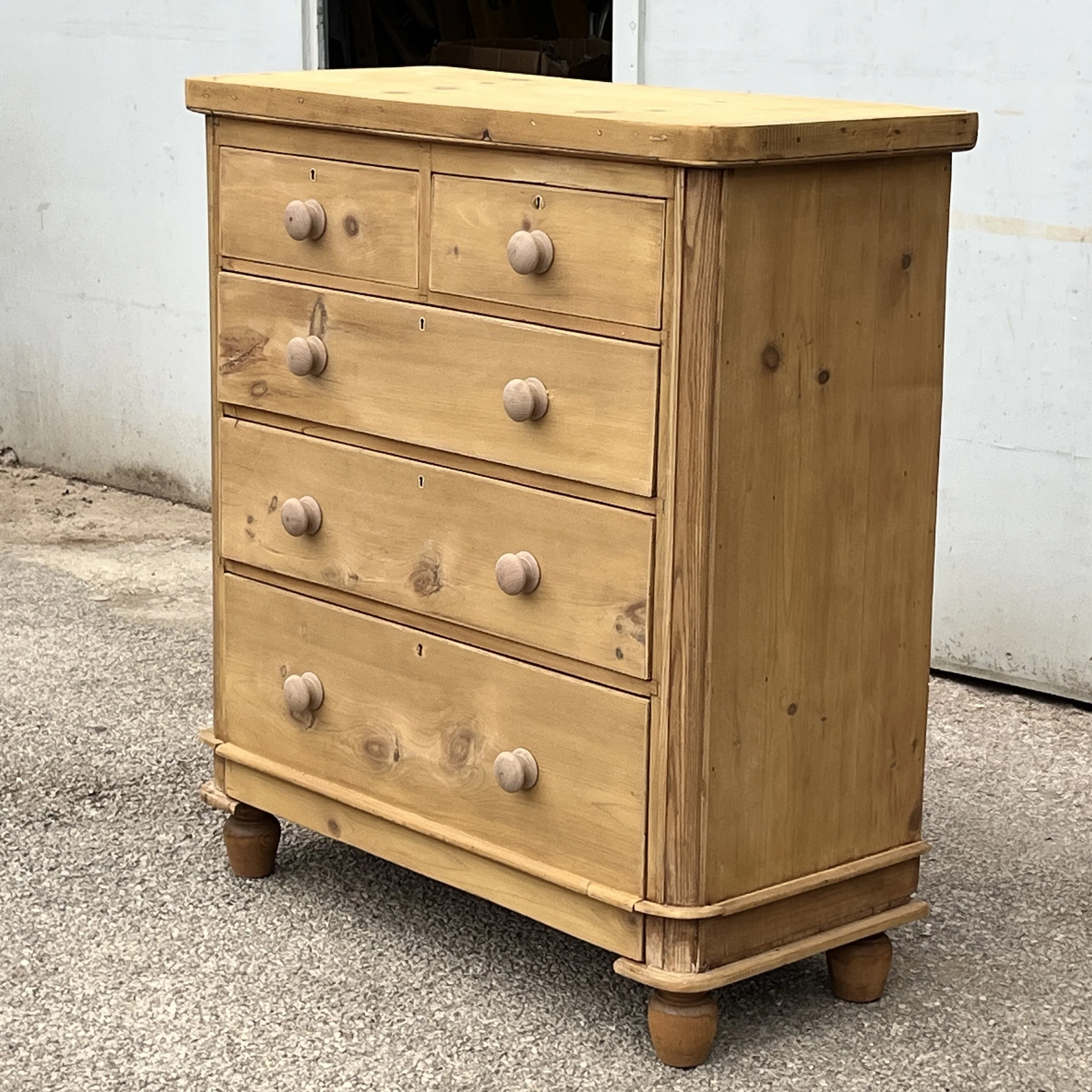 Right-side angle of Victorian pine chest N8709E showing solid side and drawer fronts