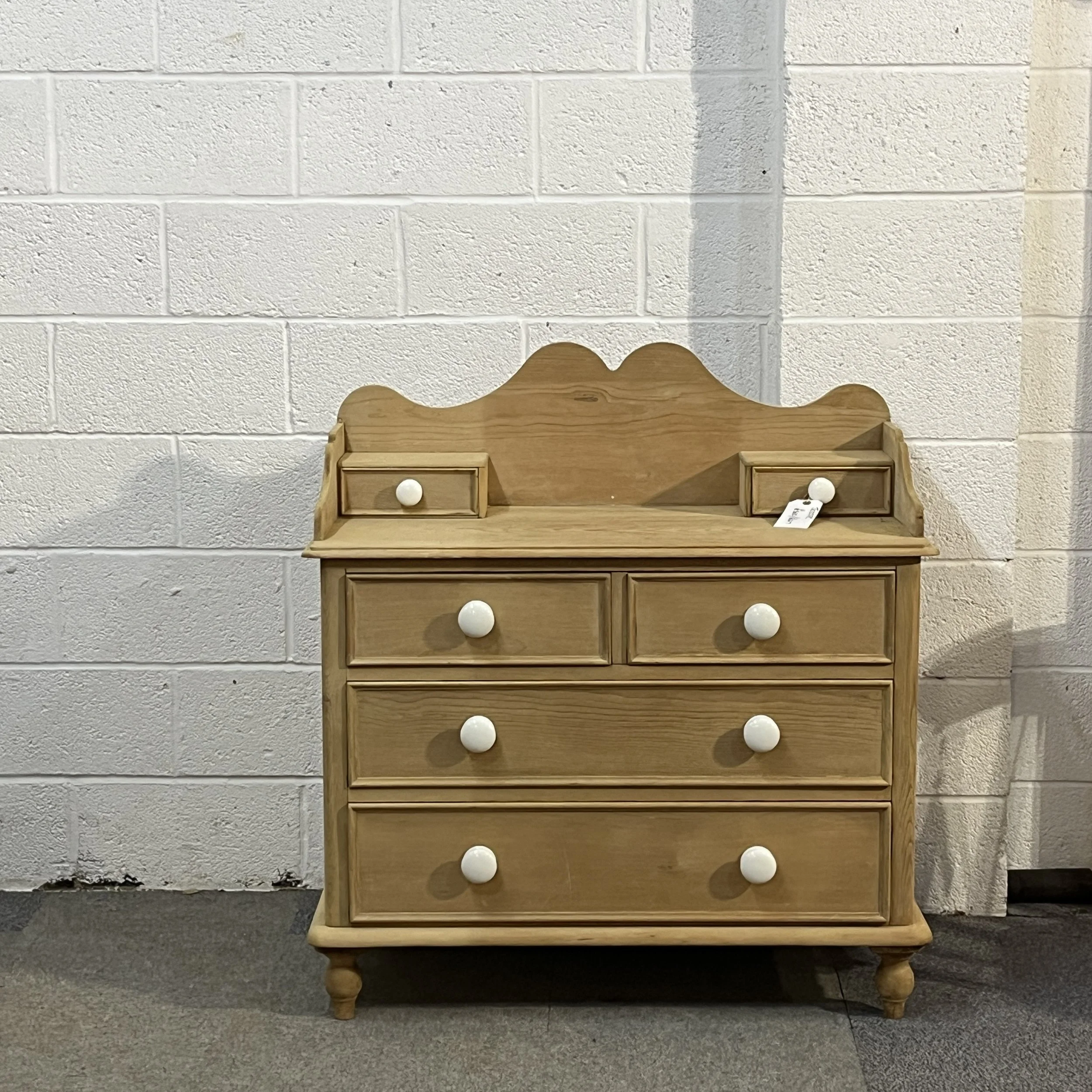 Very Attractive Victorian Pine Chest Of Drawers With Porcelain Knobs