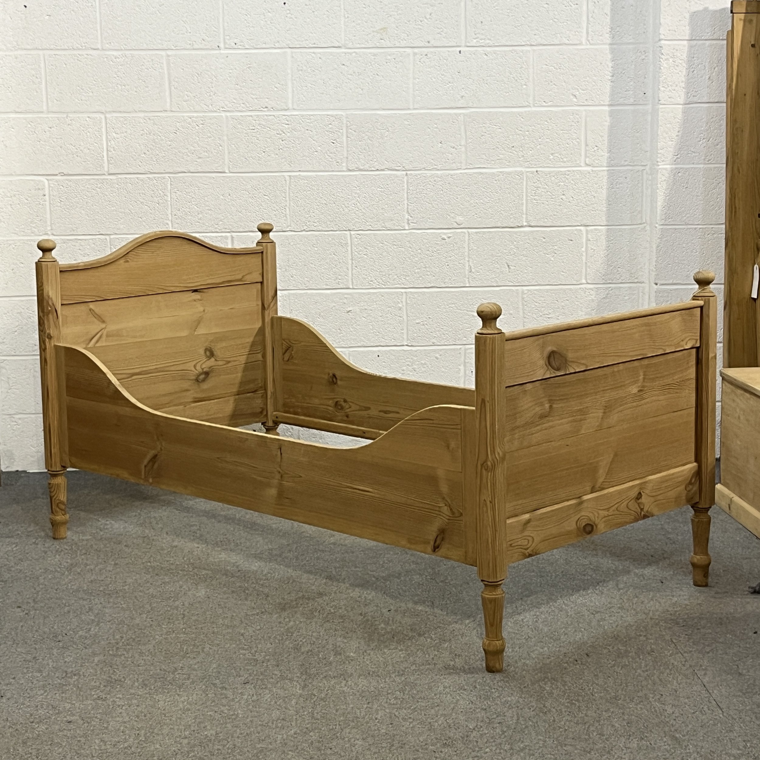 Old Pine Knob End Sleigh Bed