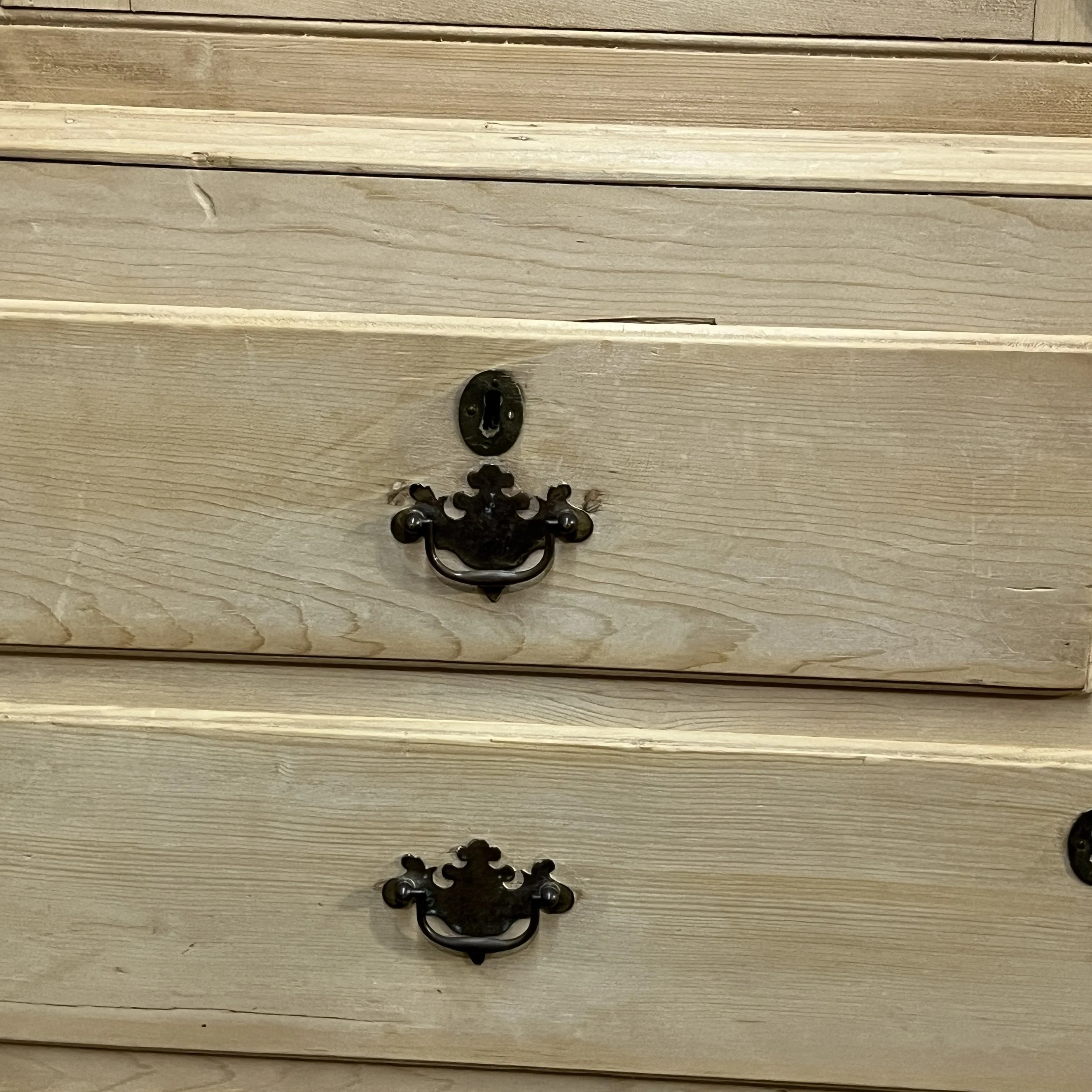 Drawer fronts and metal handles on linen press N3508H