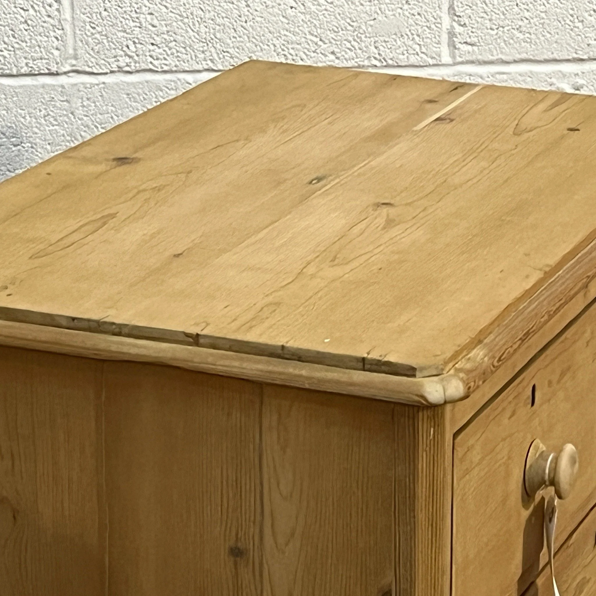 N8608C pine chest top surface viewed from the side