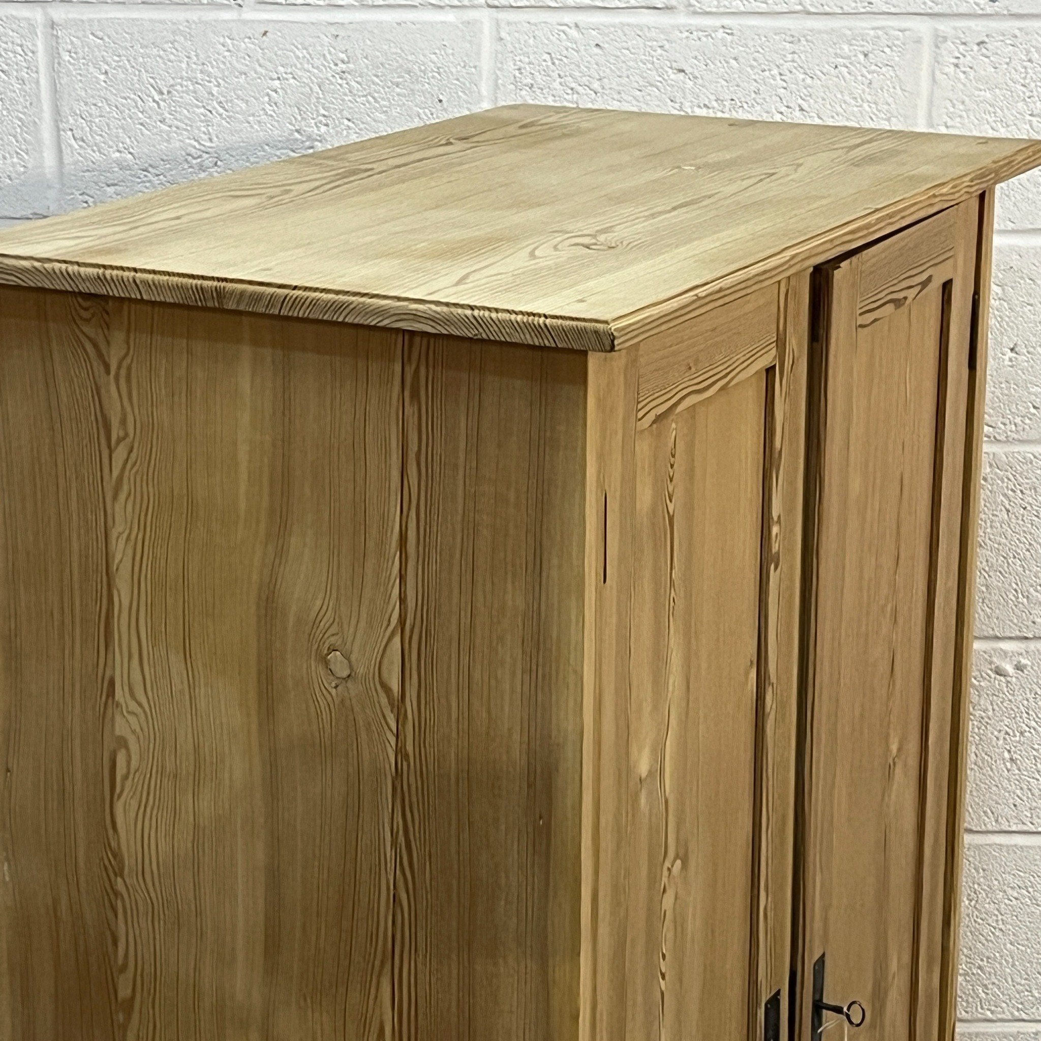 N7600D pine cupboard — top surface and upper side detail