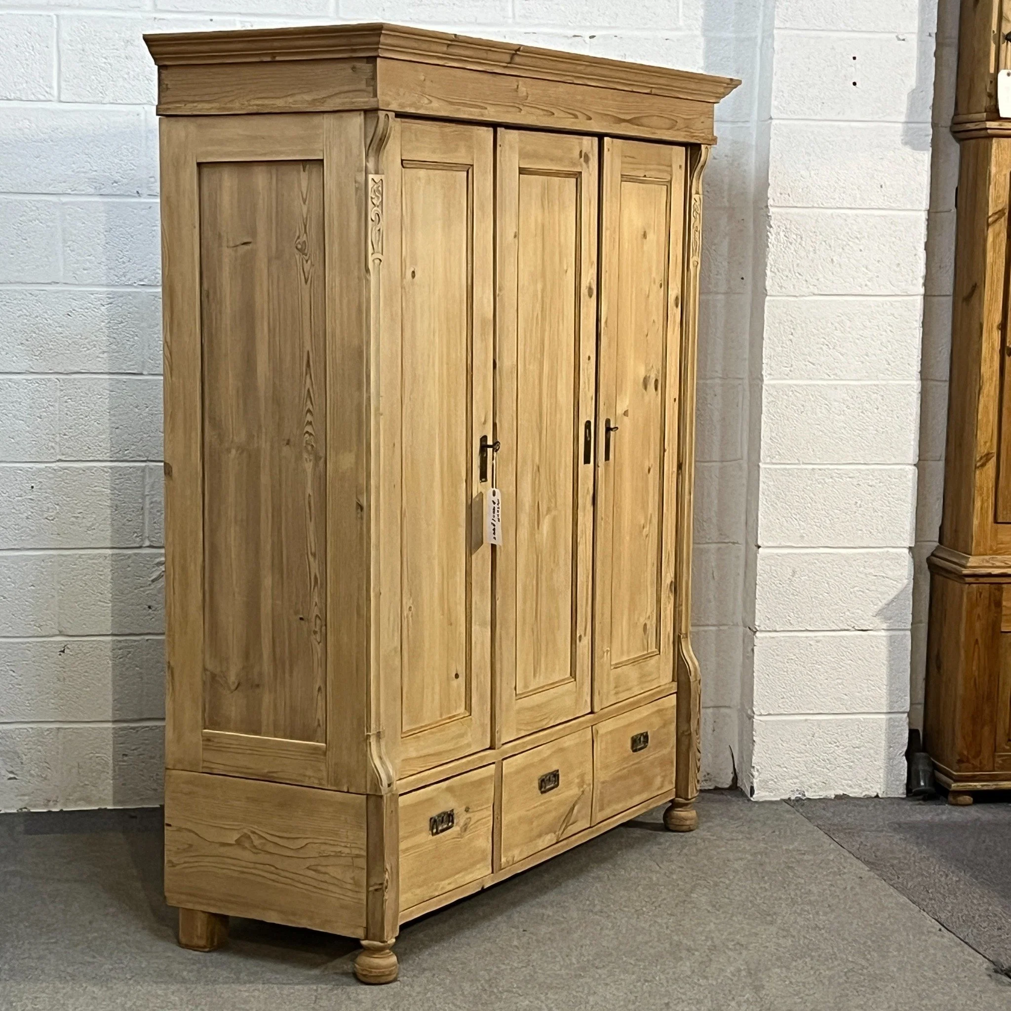 N4700F pine wardrobe viewed from left showing side panels and cornice
