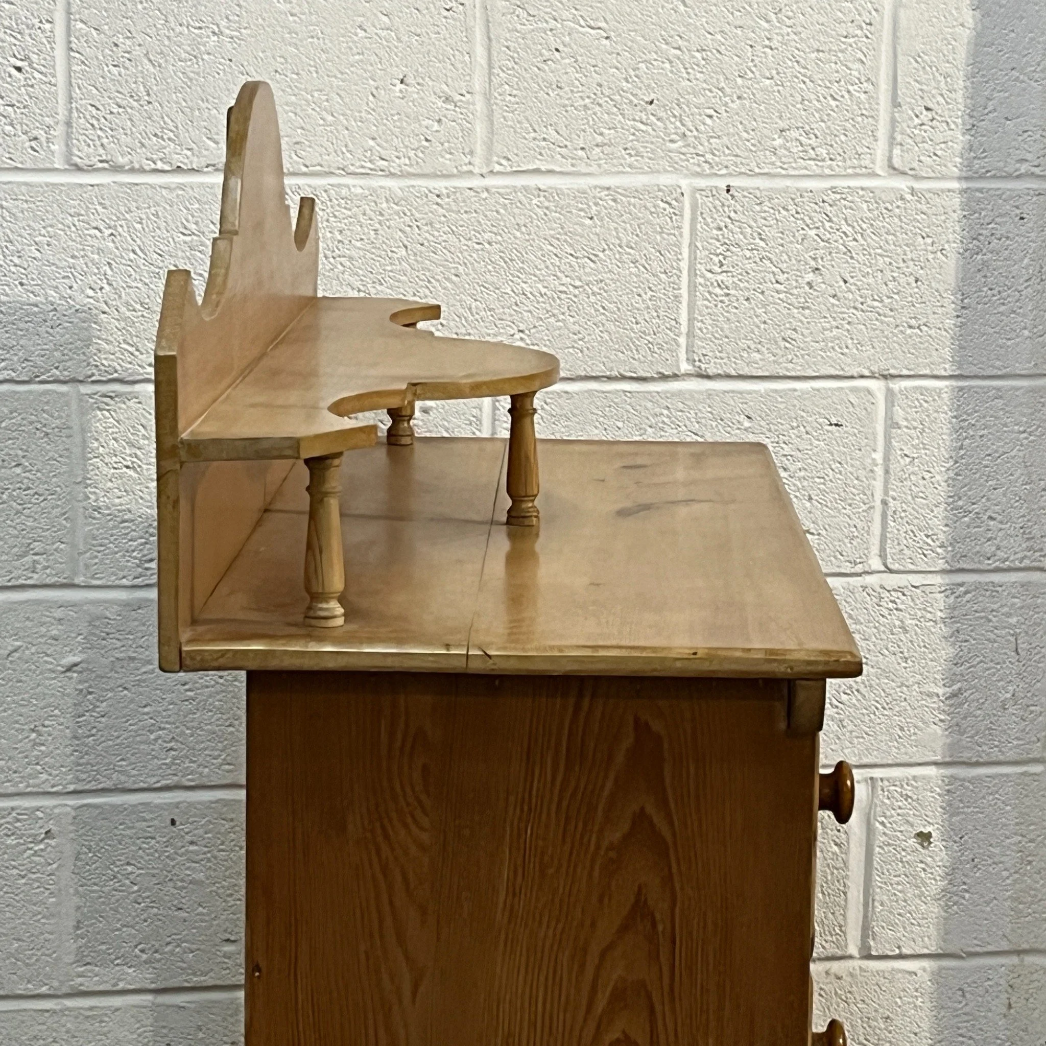 P0350E Yorkshire base in side profile, showing the gallery and overhanging top