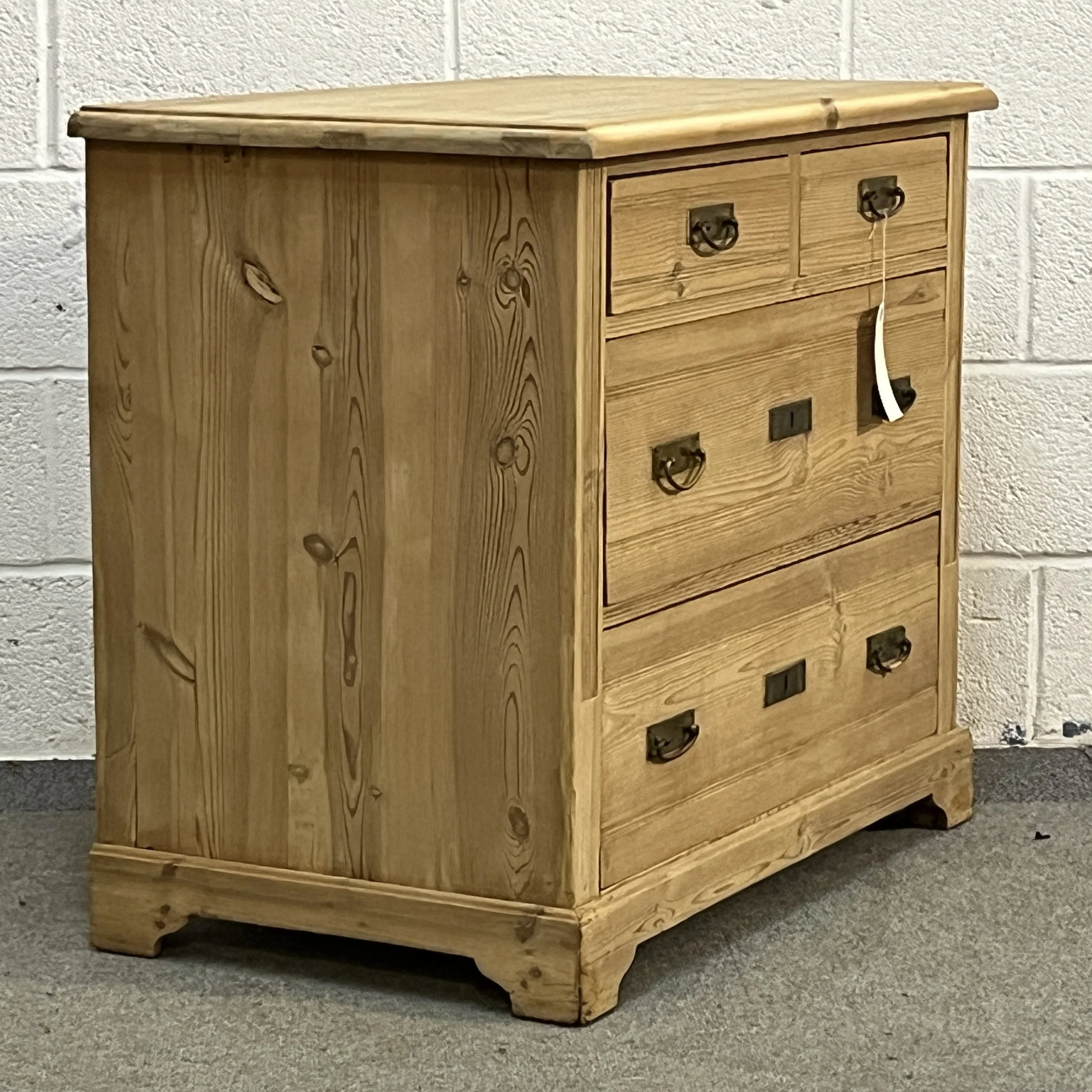 Small 1930s pine chest of drawers N8004C, left side view showing pine grain and reeded front stile.