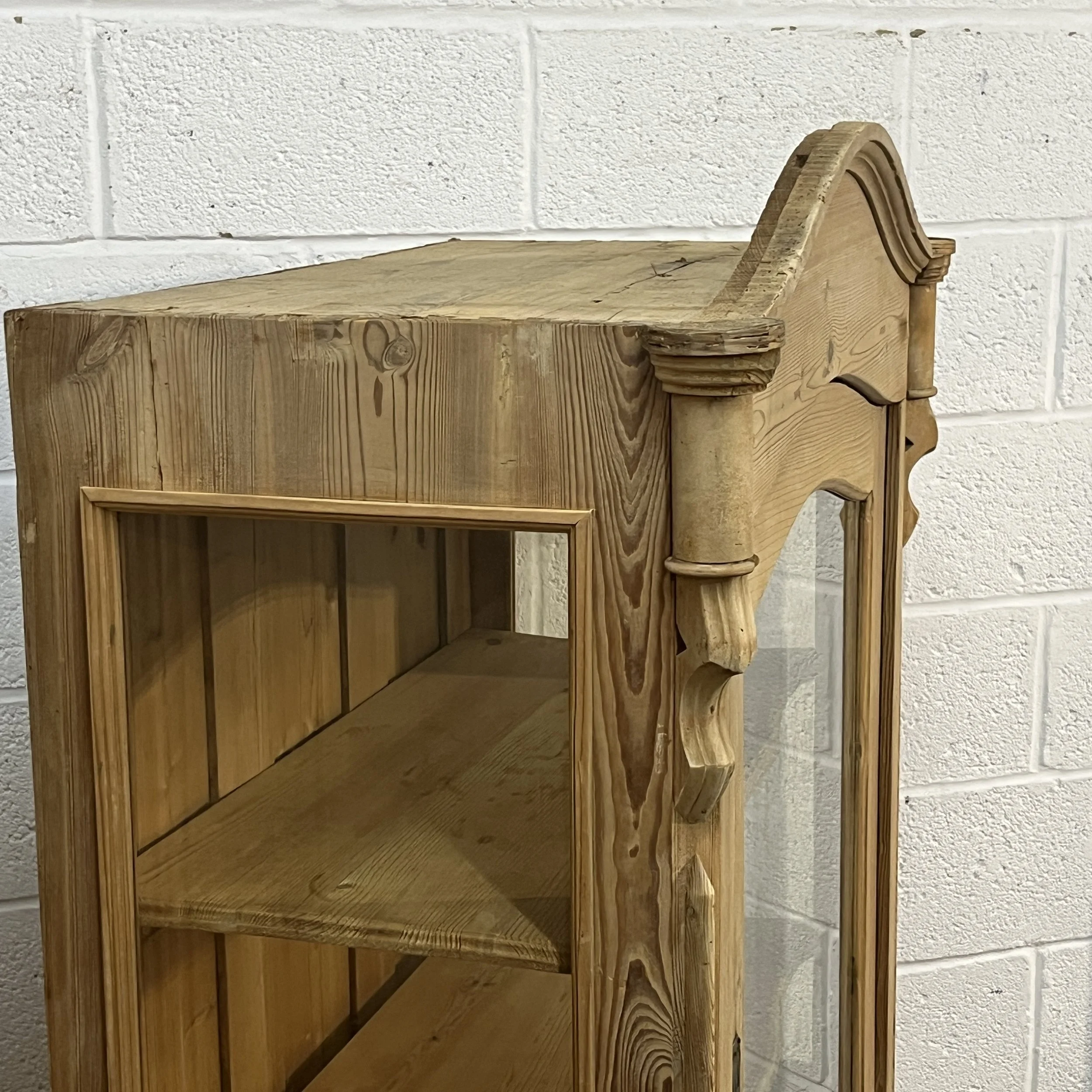 Flat top behind arched cornice and upper glazed side of antique pine cabinet N3404D