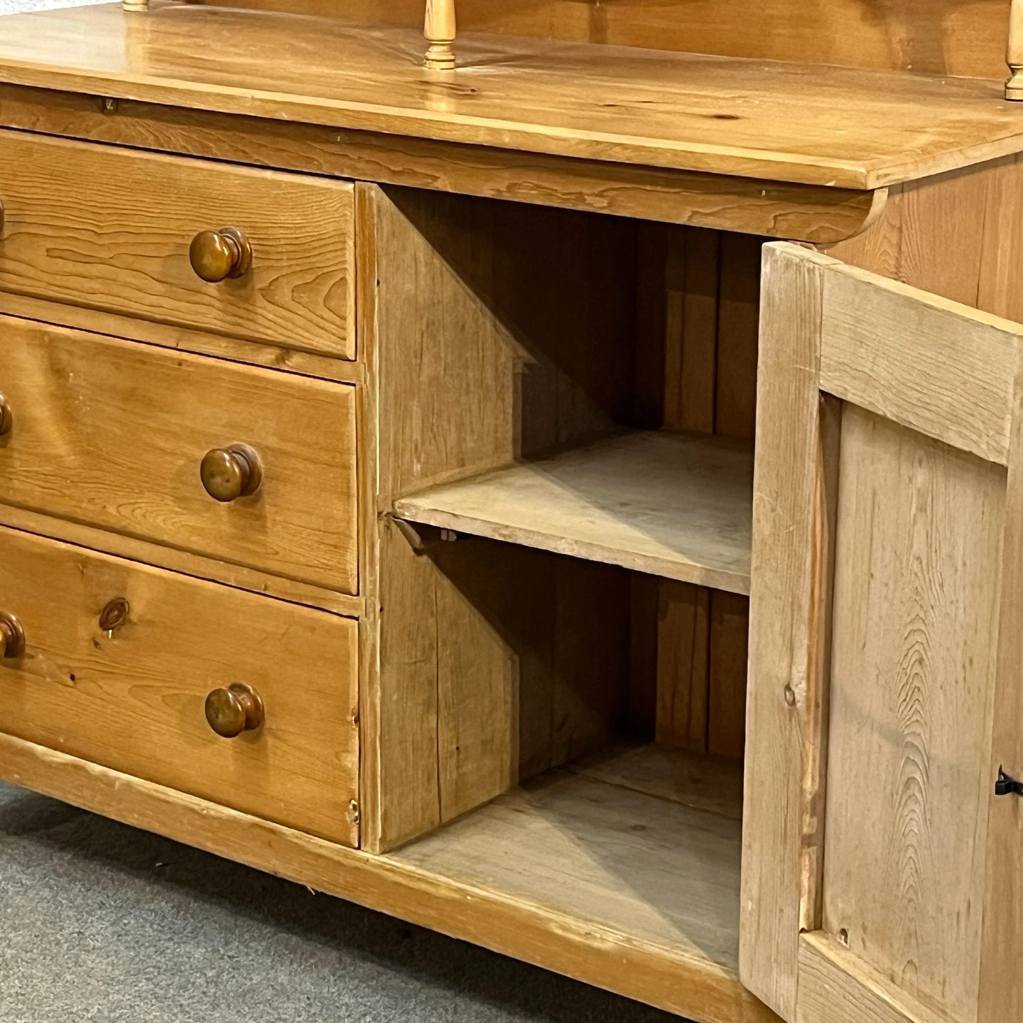 P0350E cupboard interior and shelf, with door open beside the drawers