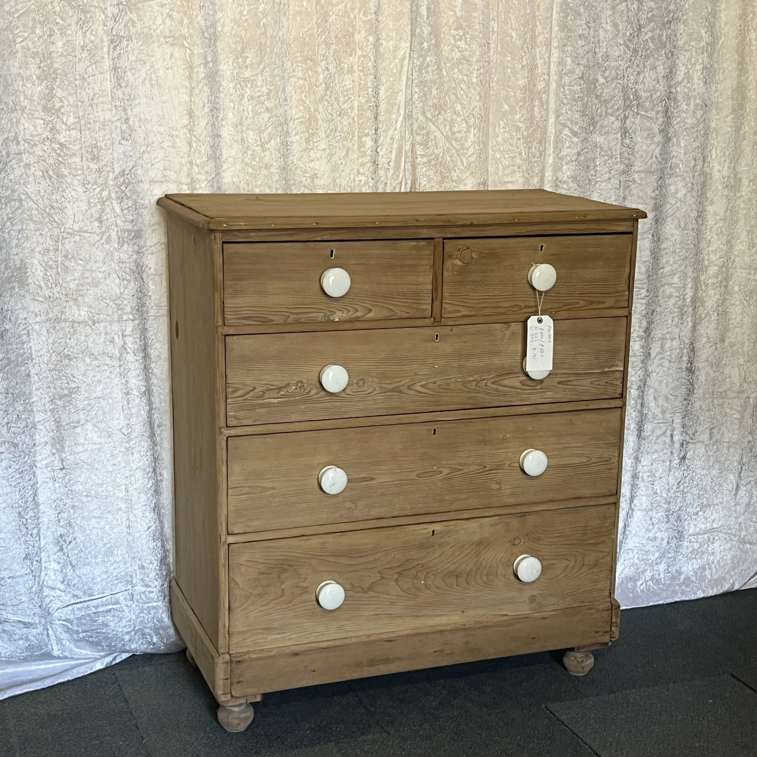 P0109B late Victorian pine chest of drawers, full front view with white ceramic knobs and bun feet
