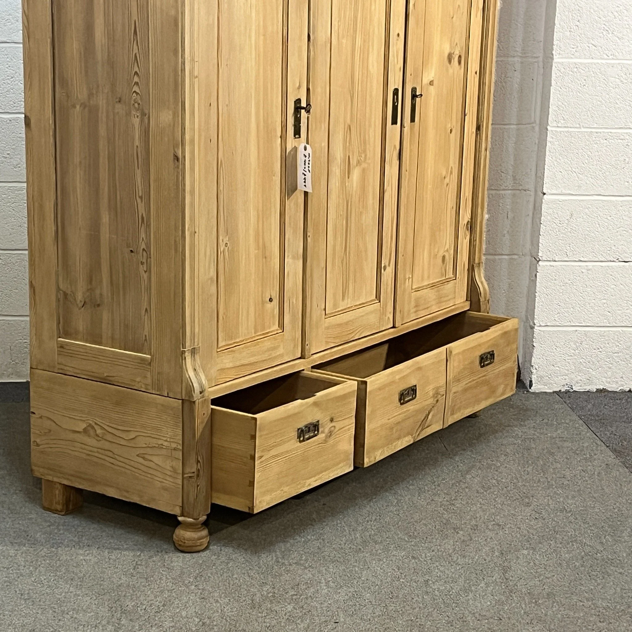 N4700F wardrobe with both bottom drawers pulled open