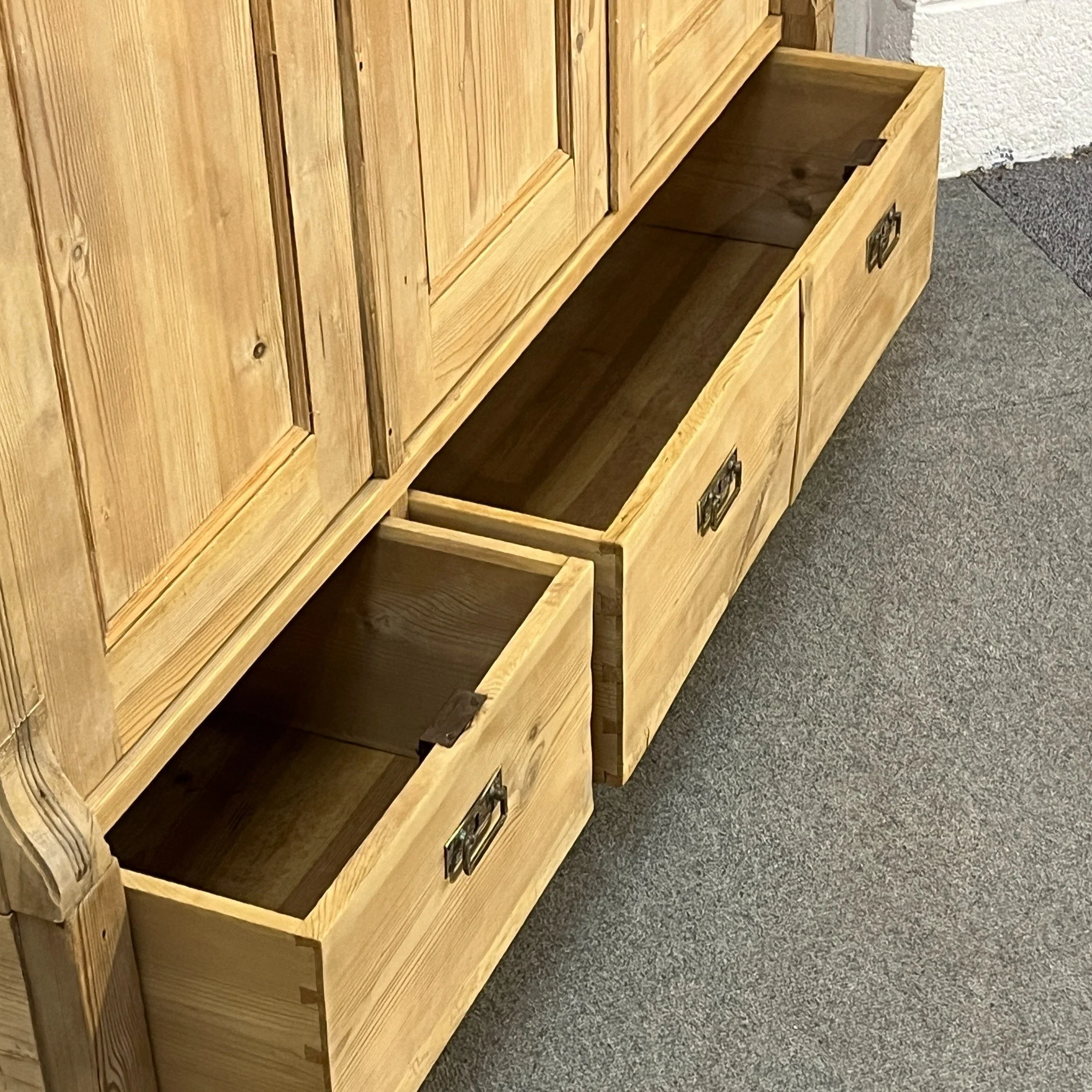 N4700F detail of smaller and wide bottom drawers open