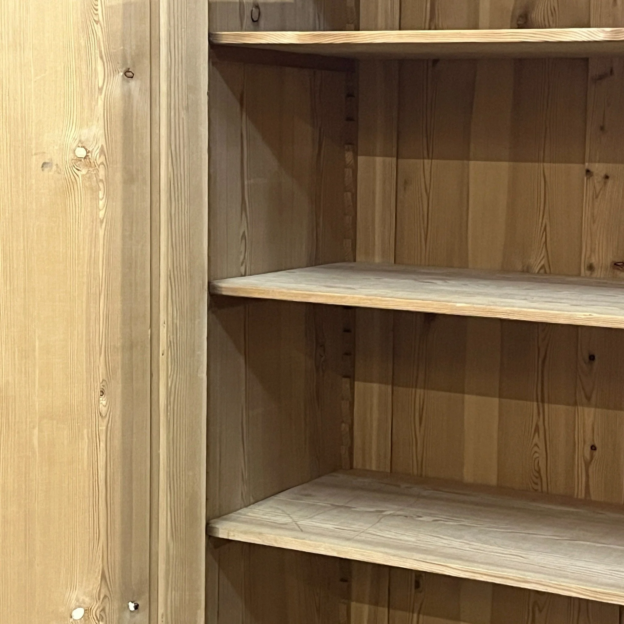 N7600D pine cupboard — interior shelves and adjustable support strips