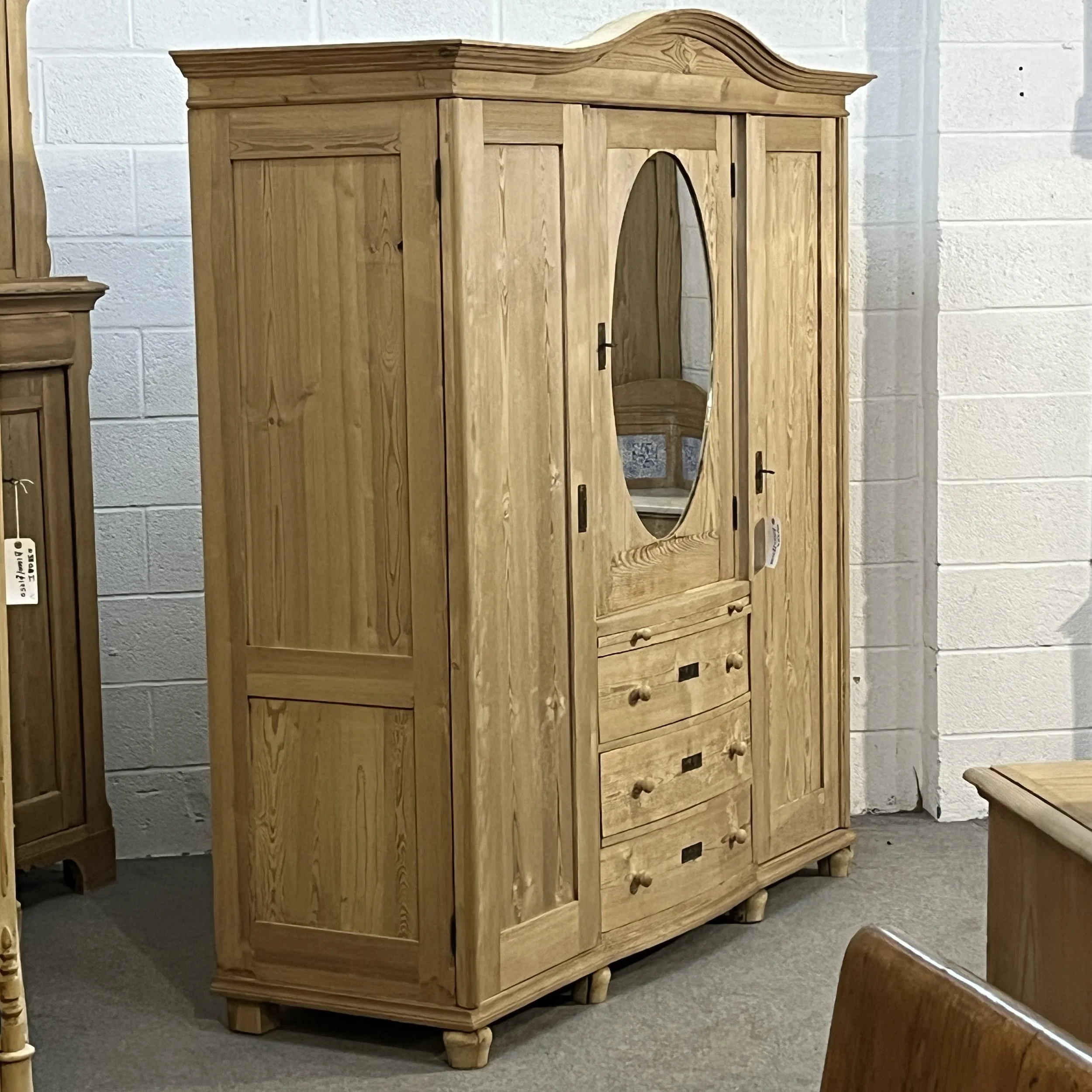 N4105H wardrobe viewed from the left, showing full depth and panelled side