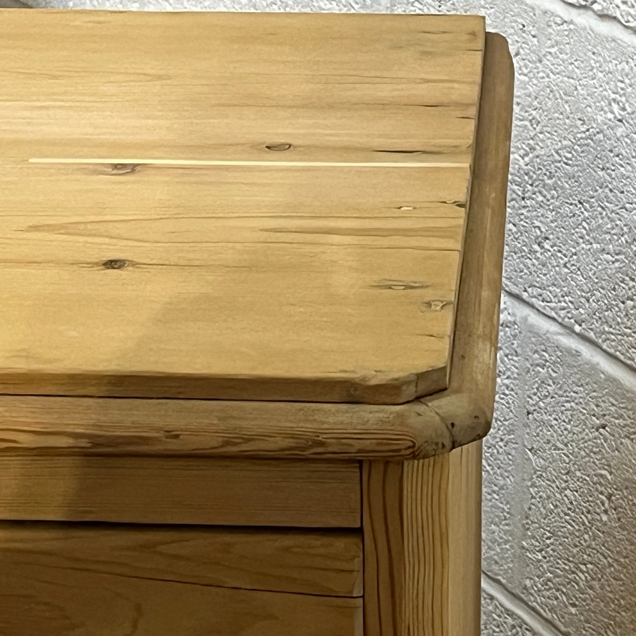 N8608C pine chest, close-up of the top corner and tapered edge