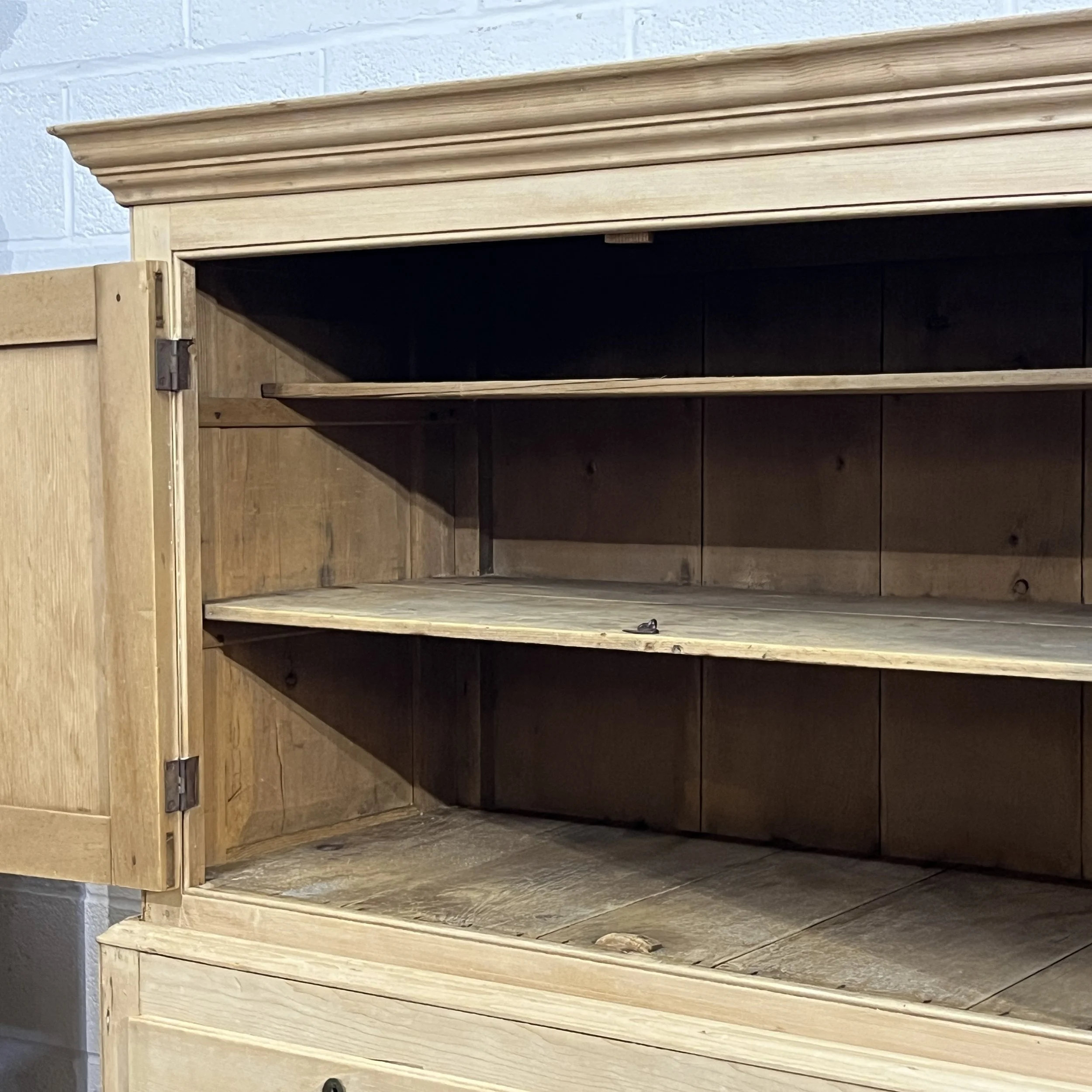 Interior shelves and cornice of linen press N3508H