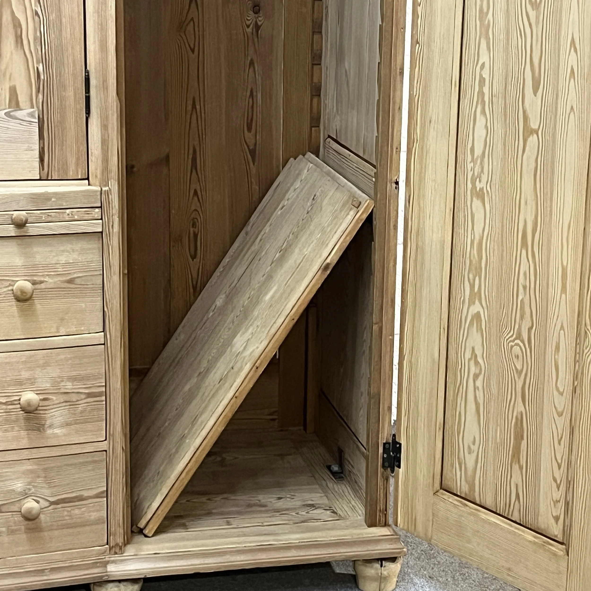 Close view of N4105H right compartment with loose shelving