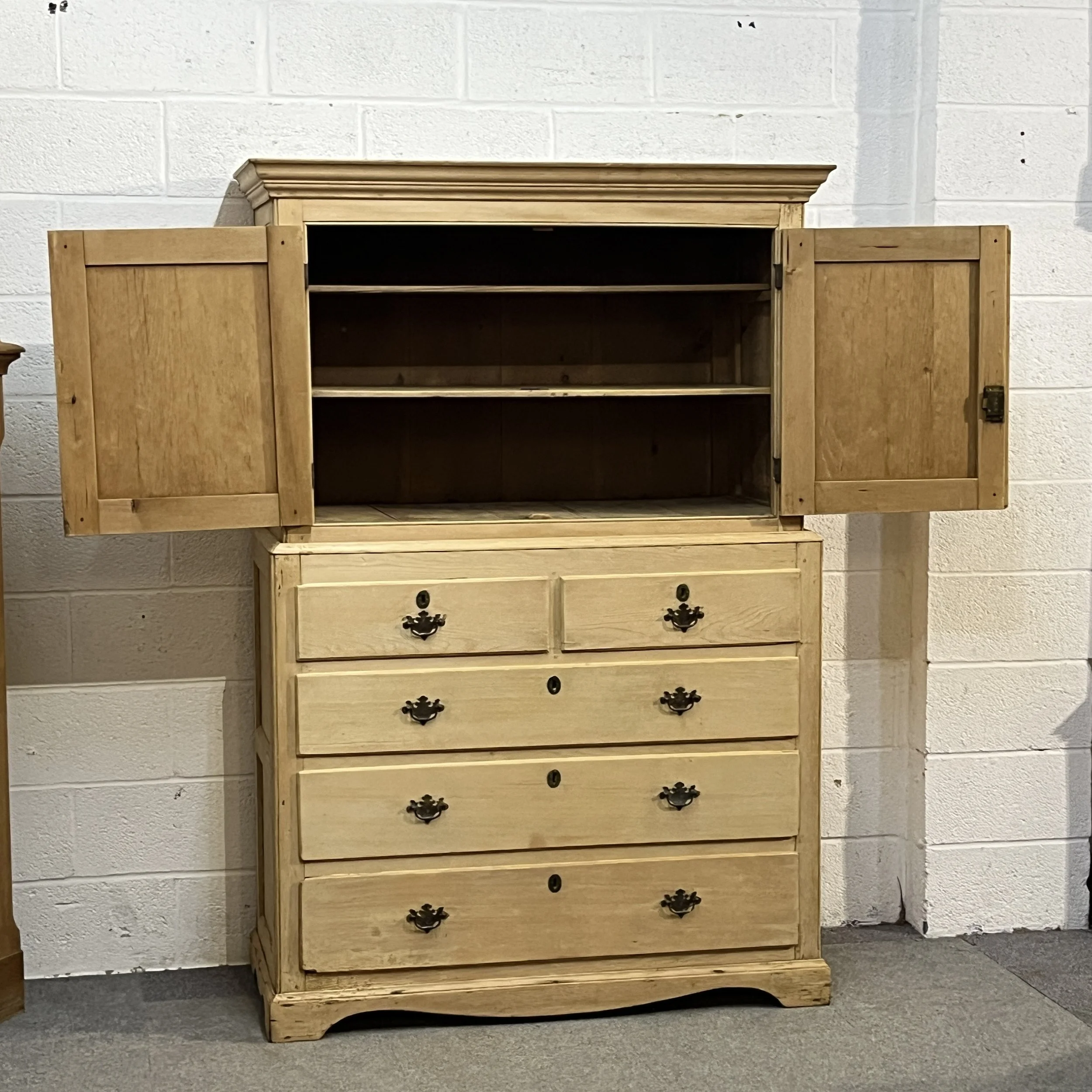 Linen press N3508H with upper doors open showing two shelves